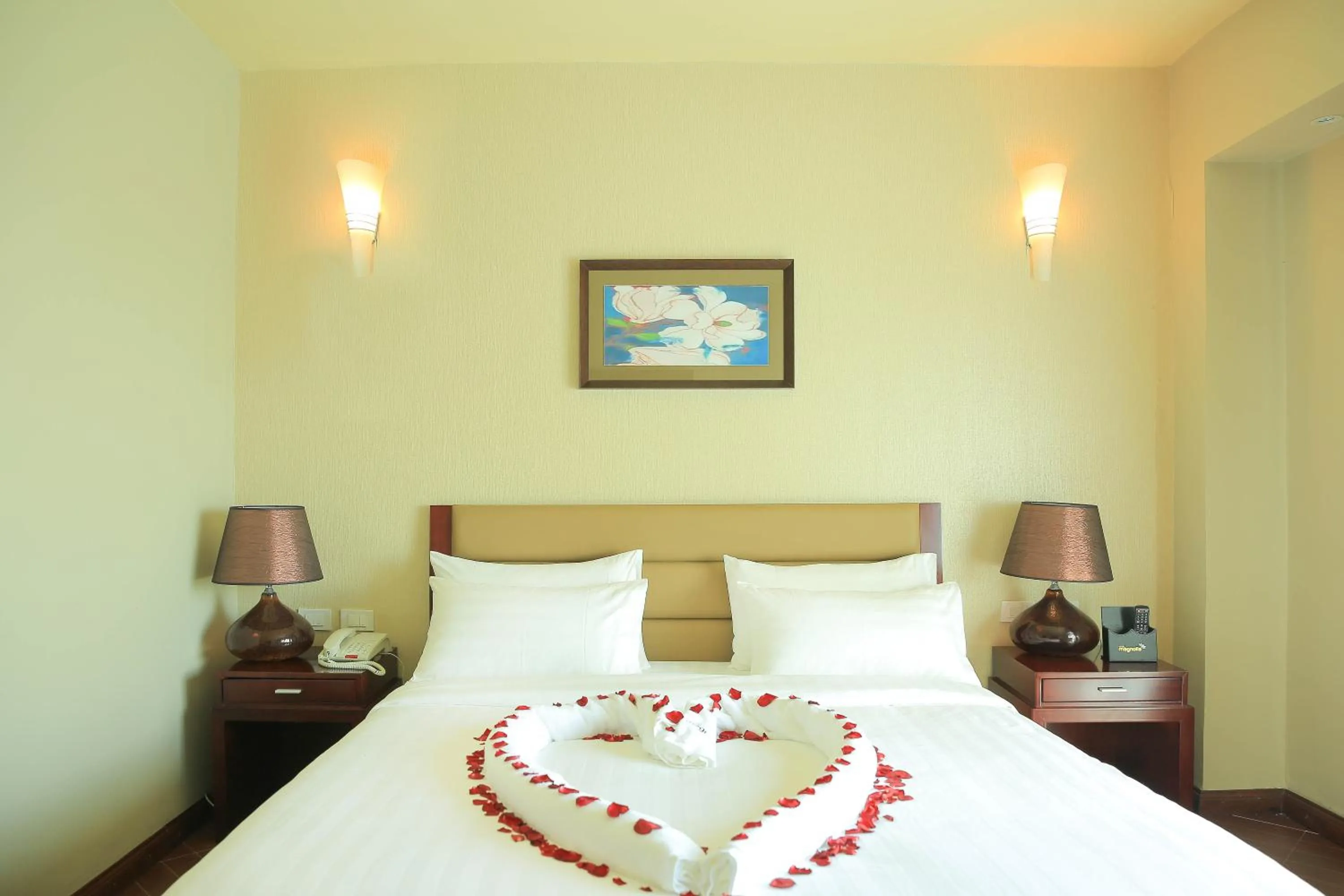 Bed in Magnolia Hotel & Conference Center