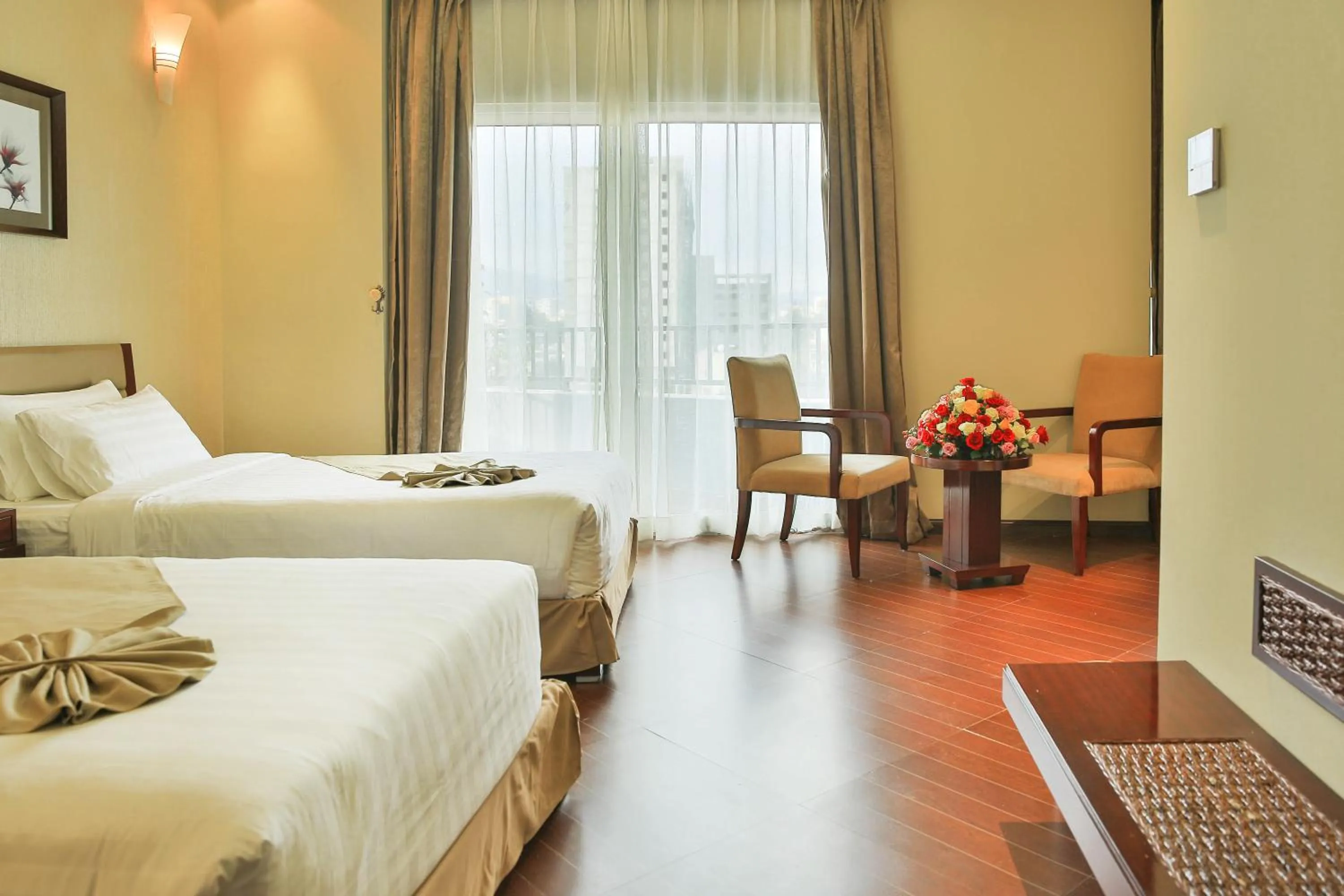 Photo of the whole room, Bed in Magnolia Hotel & Conference Center