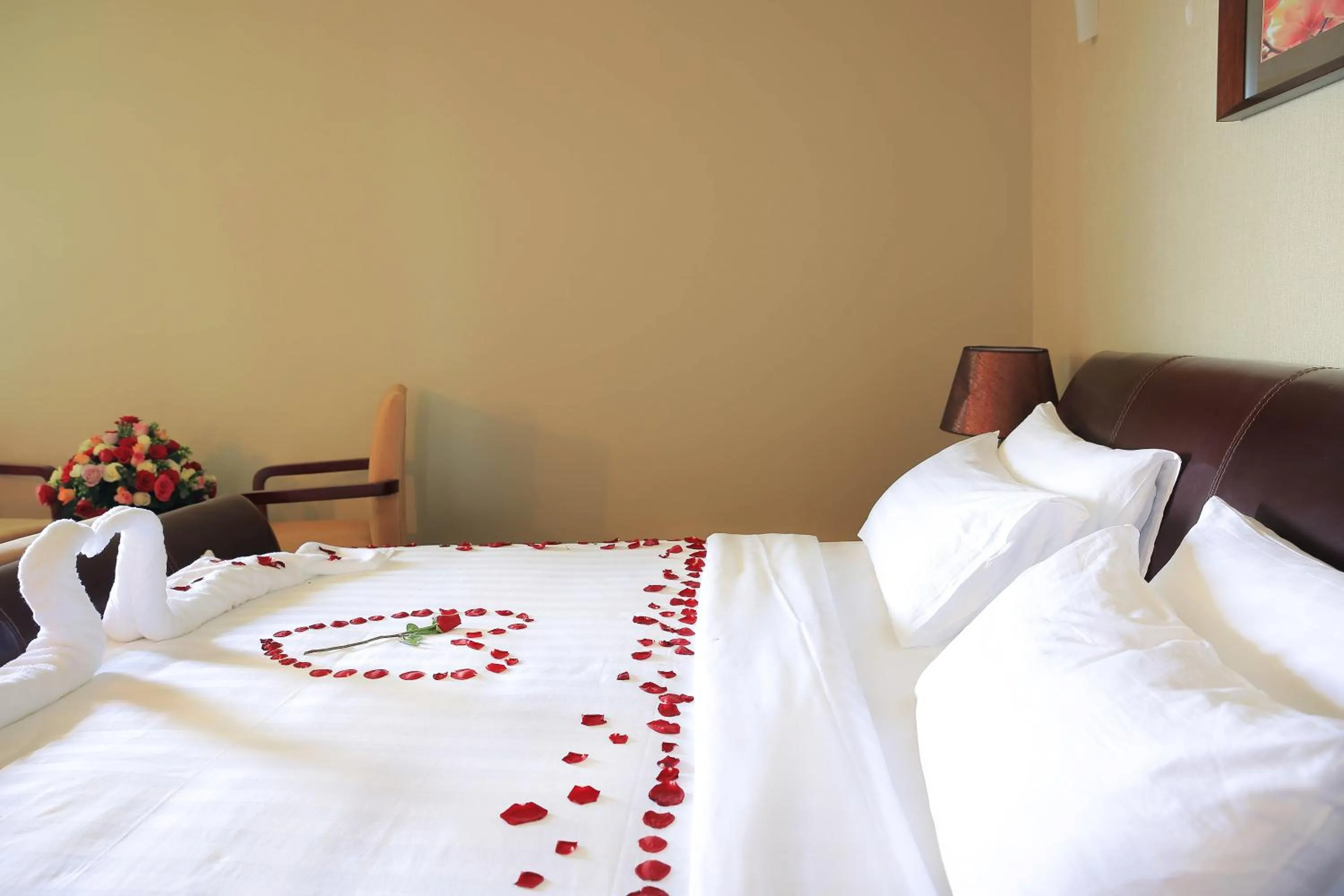 Bed in Magnolia Hotel & Conference Center