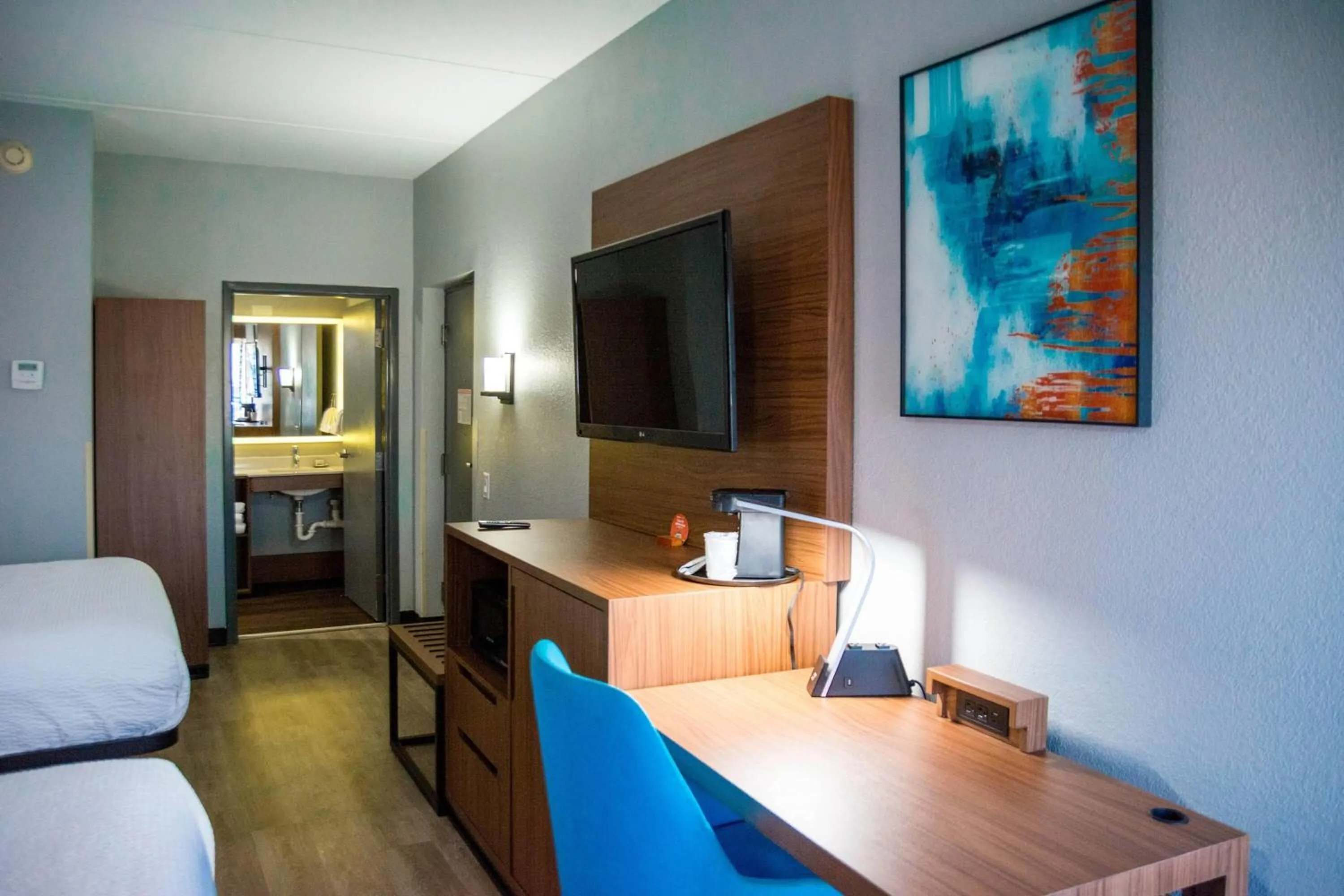 Photo of the whole room, Bed in La Quinta Inn & Suites by Wyndham Fayetteville I-95