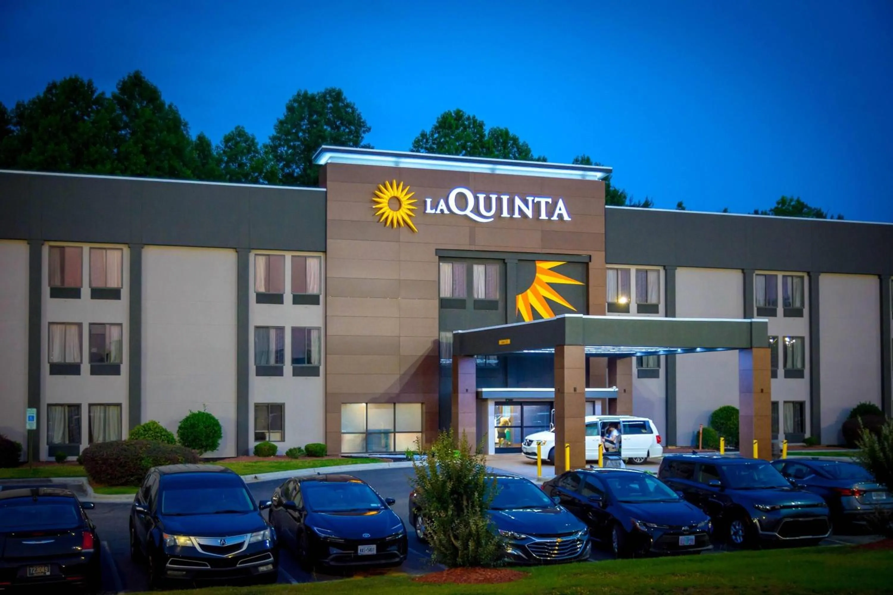 Property building in La Quinta Inn & Suites by Wyndham Fayetteville I-95