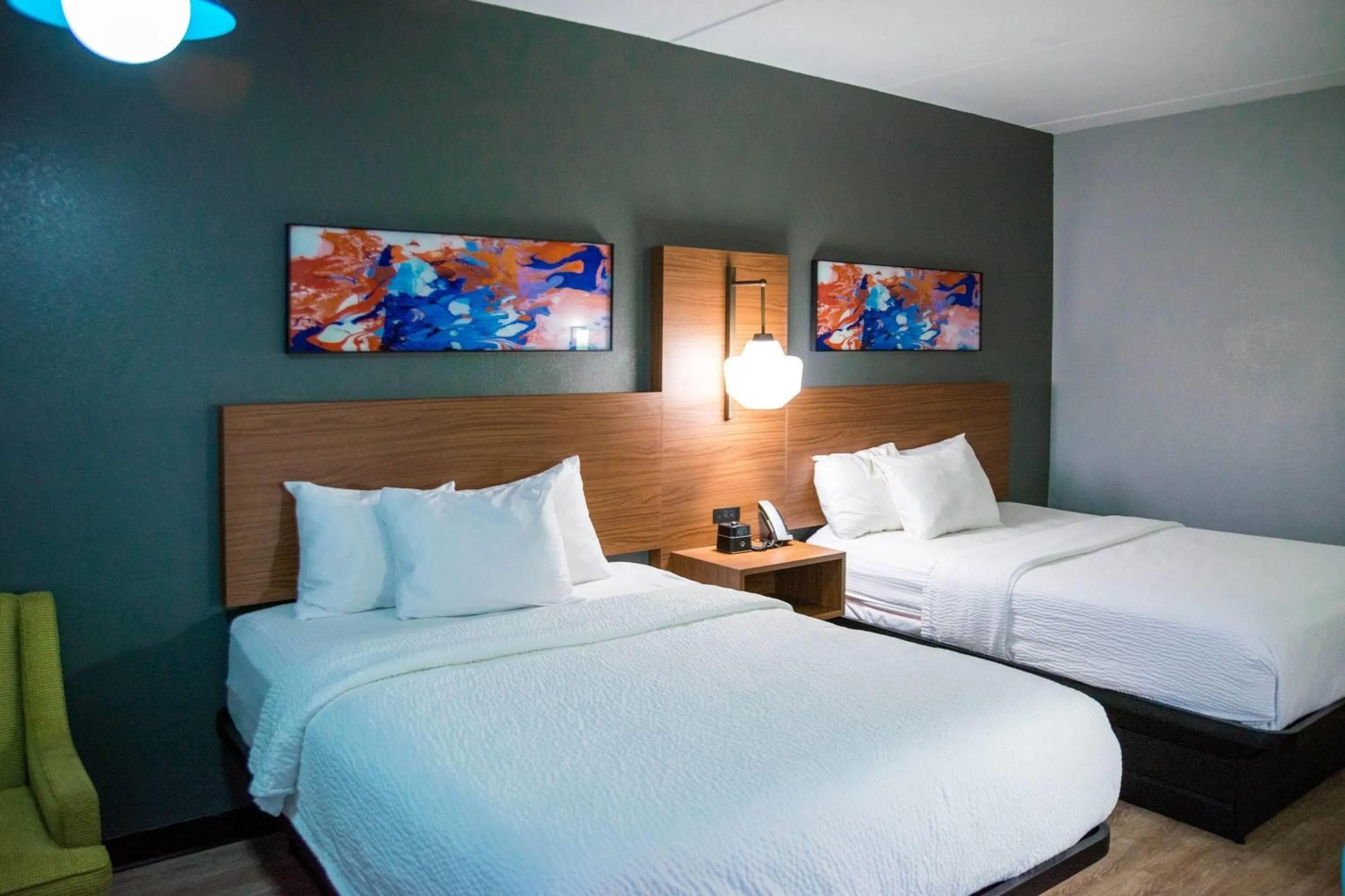 Photo of the whole room, Bed in La Quinta Inn & Suites by Wyndham Fayetteville I-95