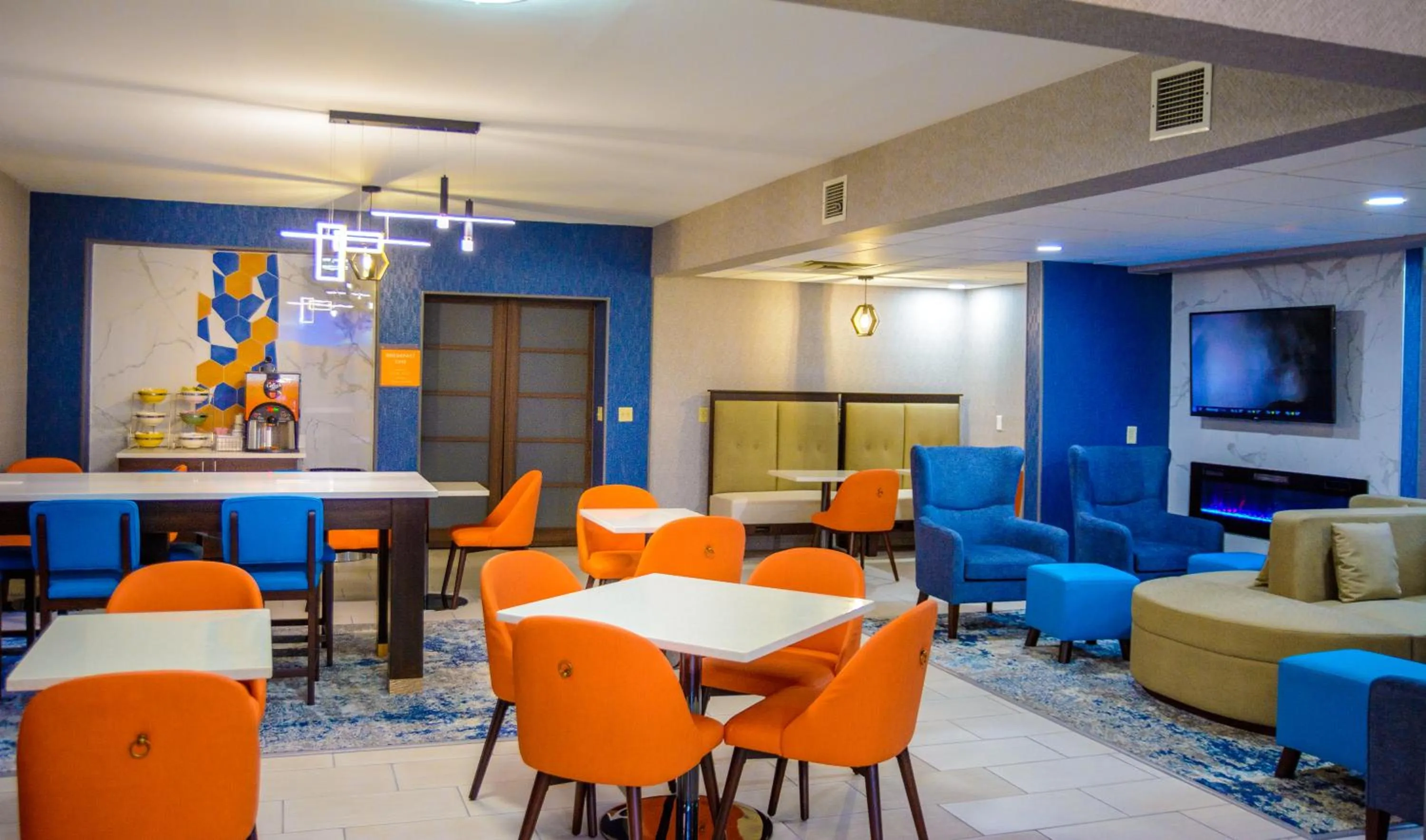 Lobby or reception in La Quinta Inn & Suites by Wyndham Fayetteville I-95