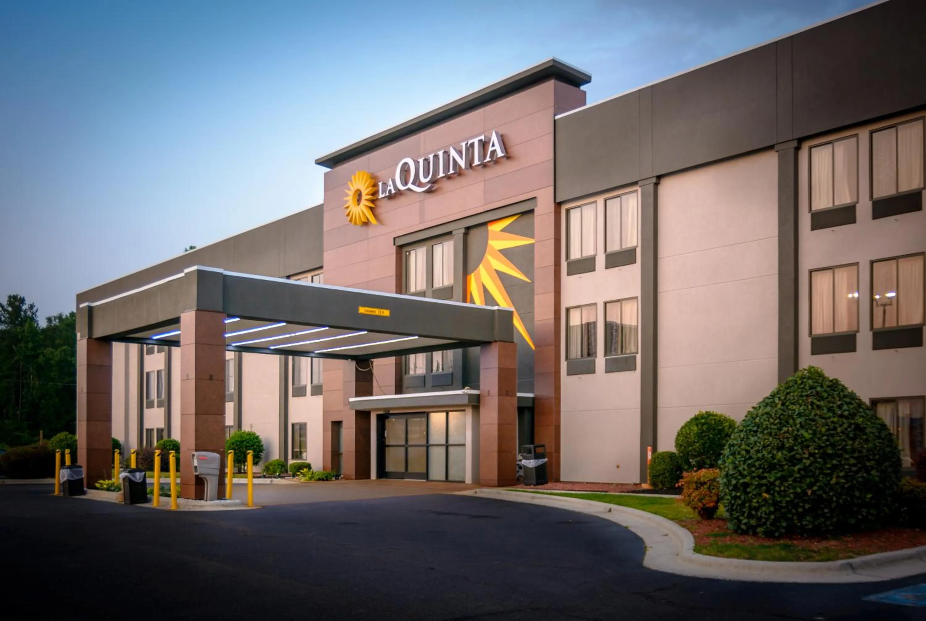 Property building in La Quinta Inn & Suites by Wyndham Fayetteville I-95