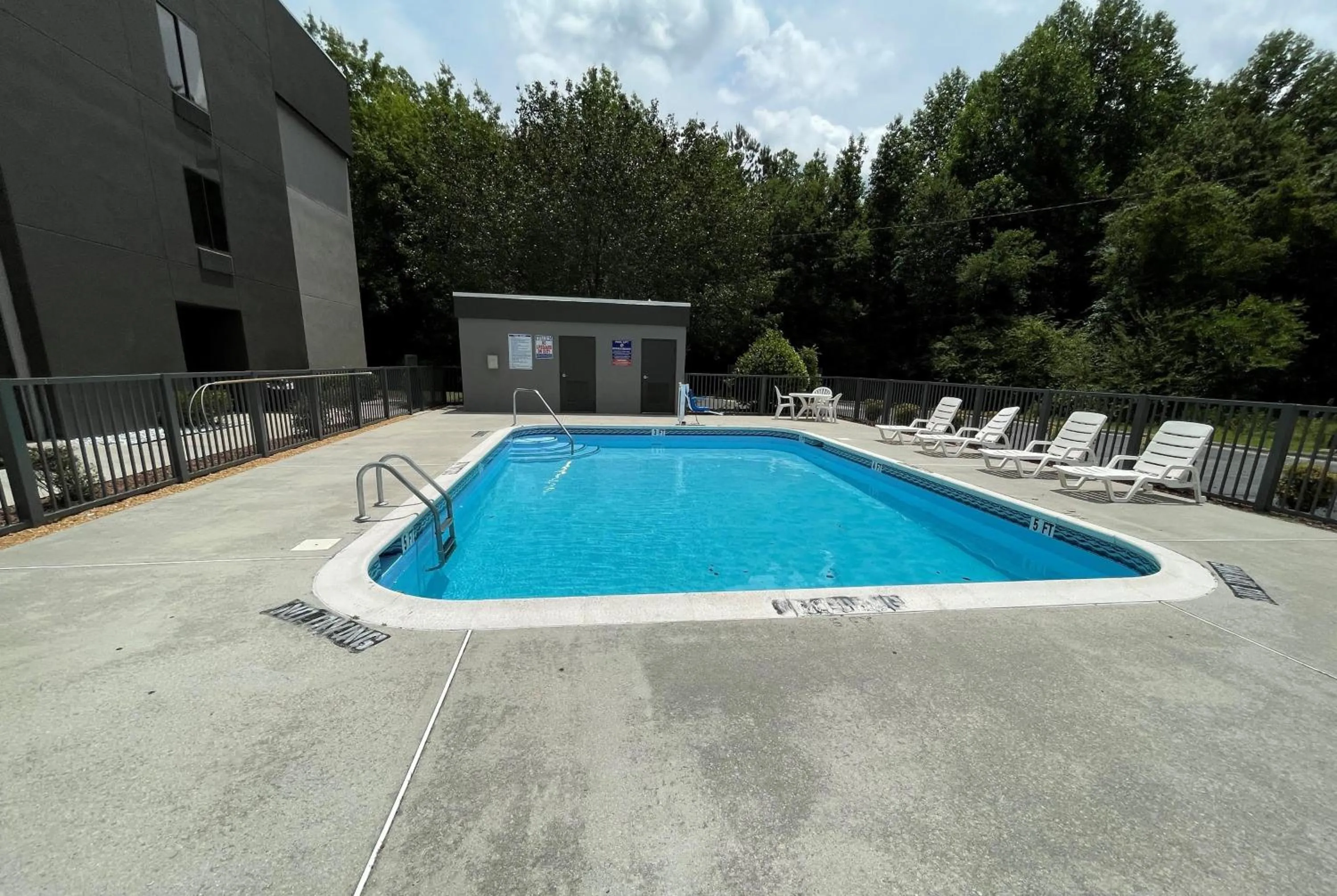 Pool view in La Quinta Inn & Suites by Wyndham Fayetteville I-95