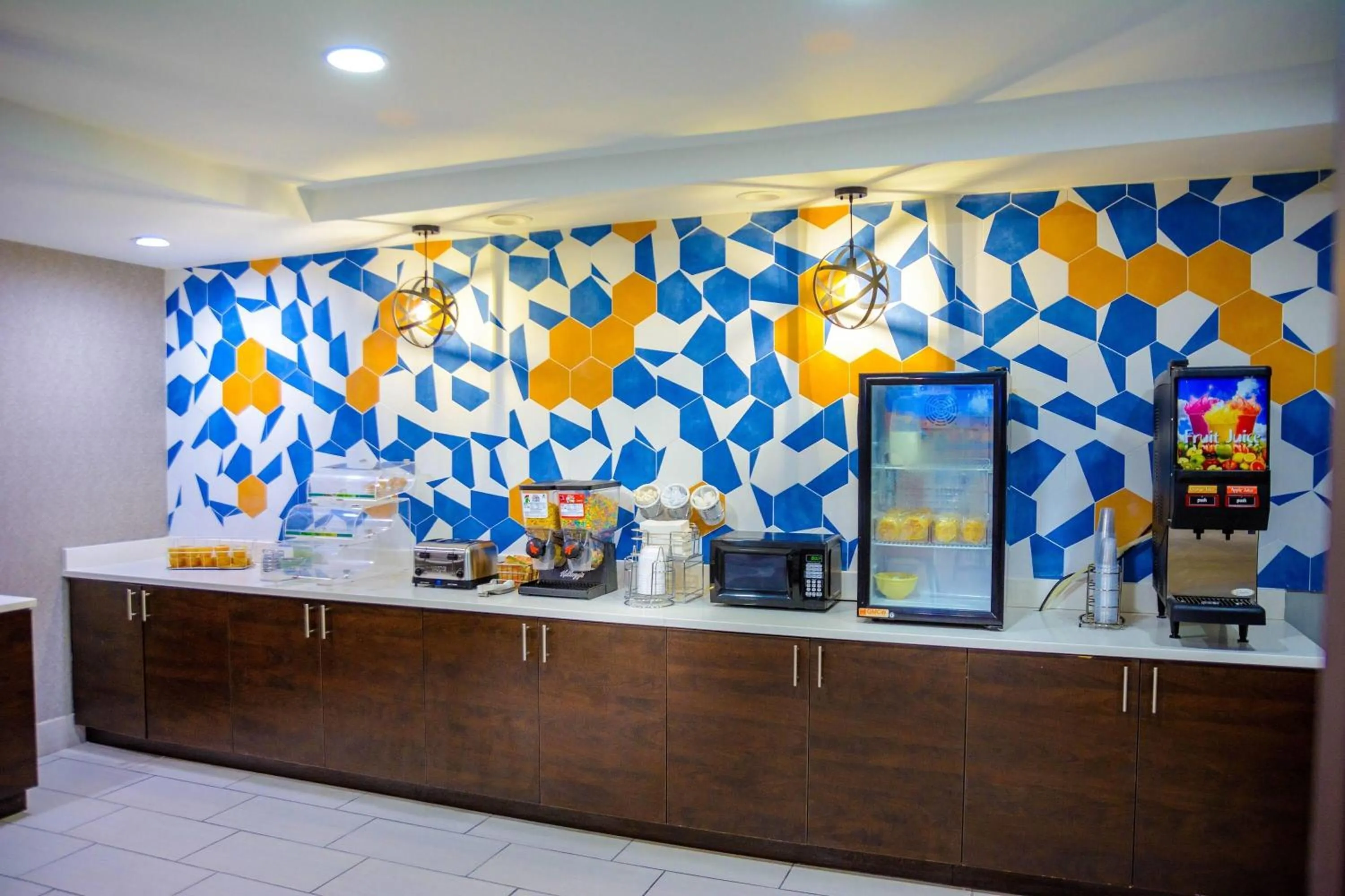 Property building in La Quinta Inn & Suites by Wyndham Fayetteville I-95