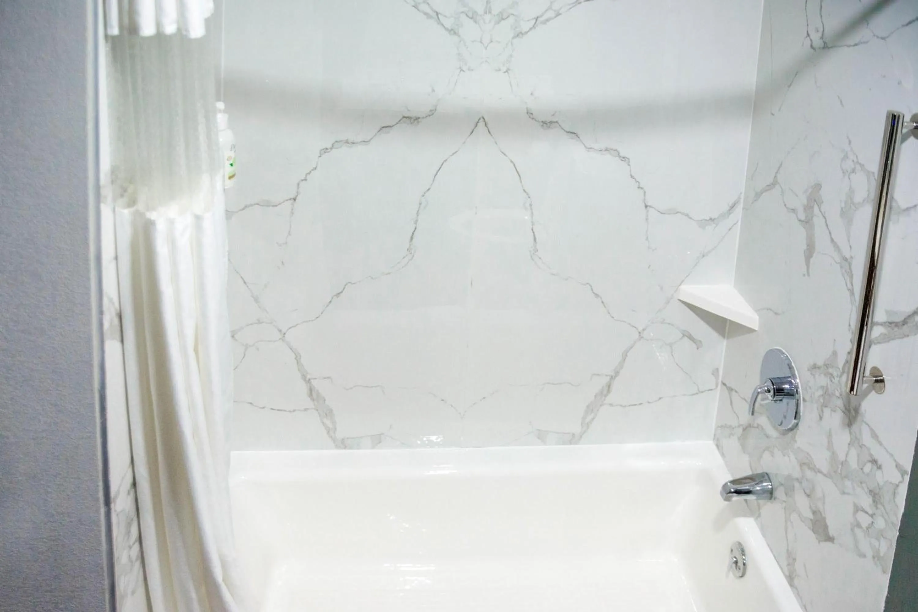 Bathroom in La Quinta Inn & Suites by Wyndham Fayetteville I-95