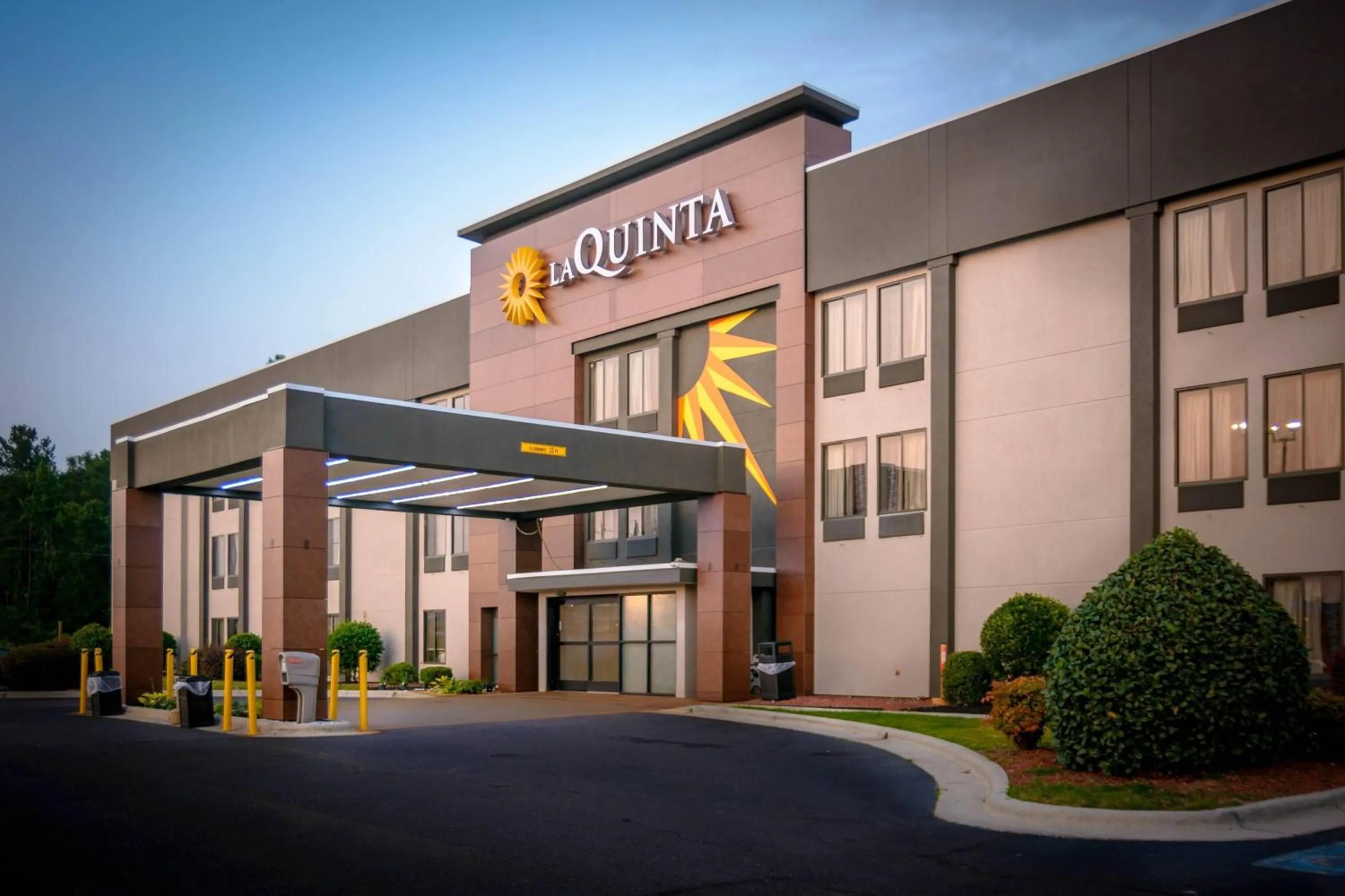 Property building in La Quinta Inn & Suites by Wyndham Fayetteville I-95