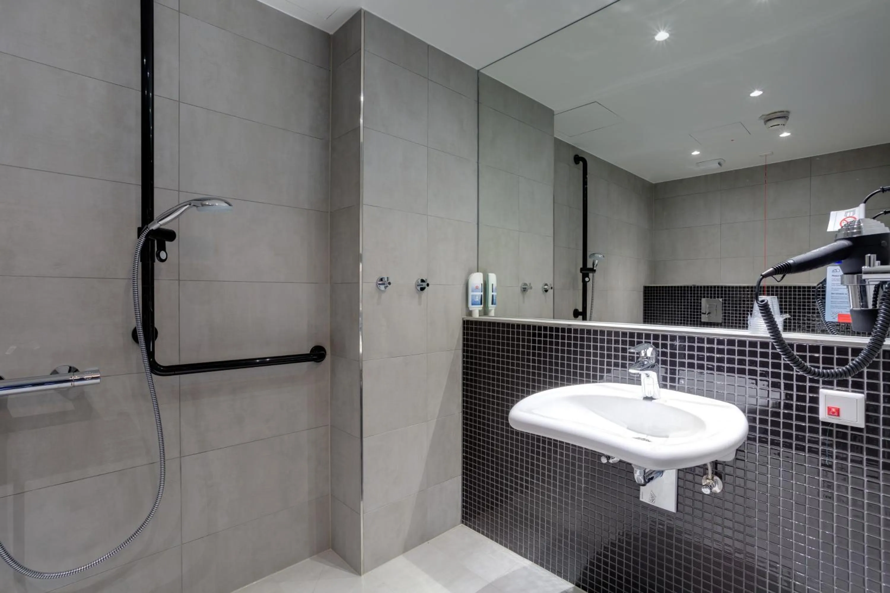 Bathroom in MEININGER Hotel Berlin East Side Gallery