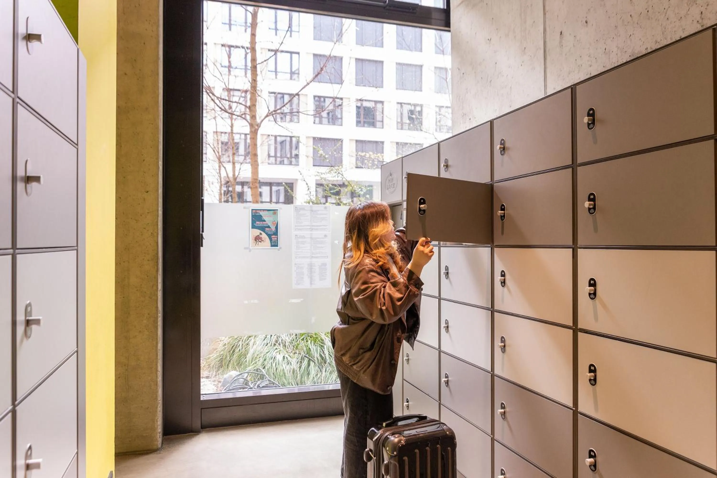 locker in MEININGER Hotel Berlin East Side Gallery