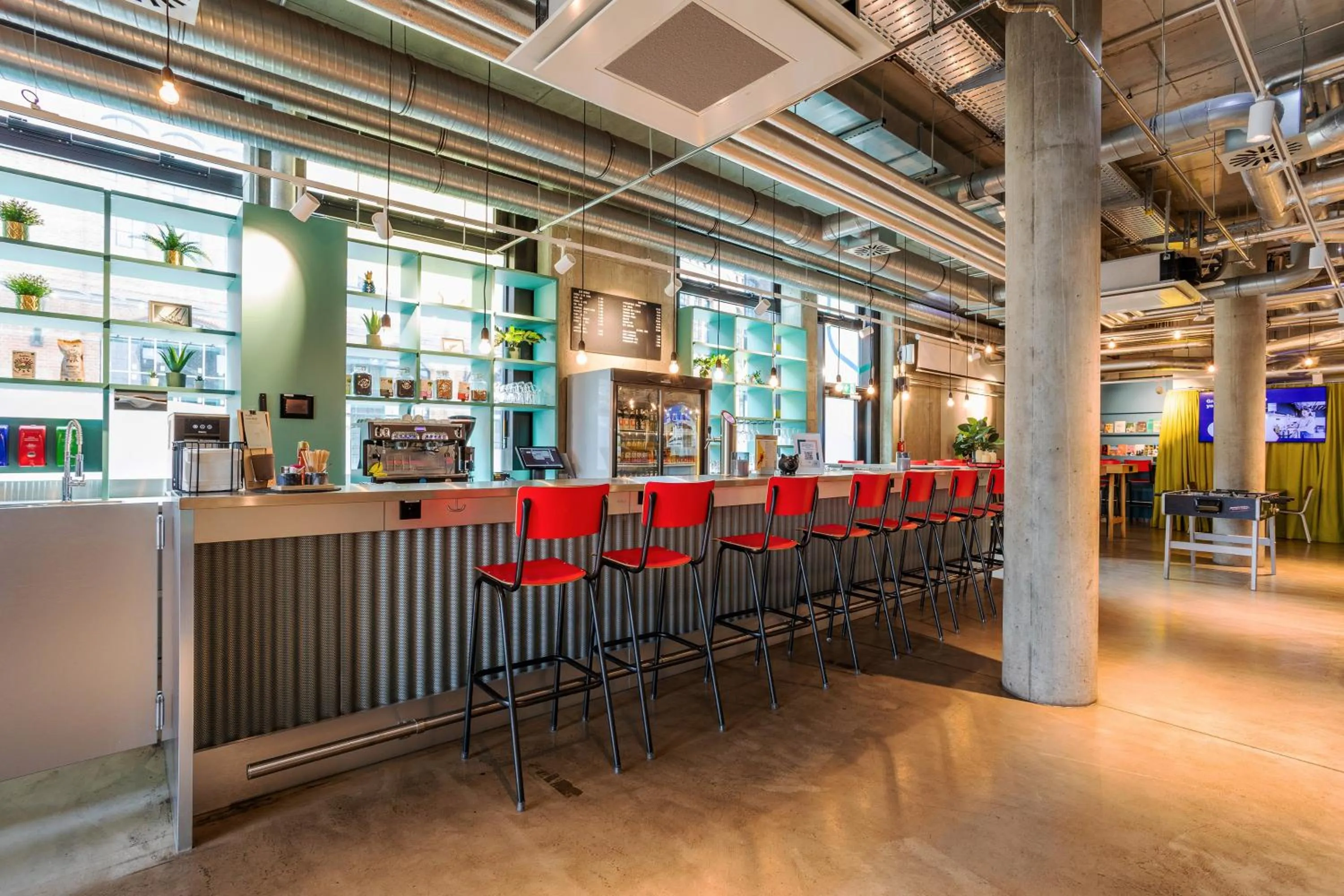 Lounge or bar in MEININGER Hotel Berlin East Side Gallery