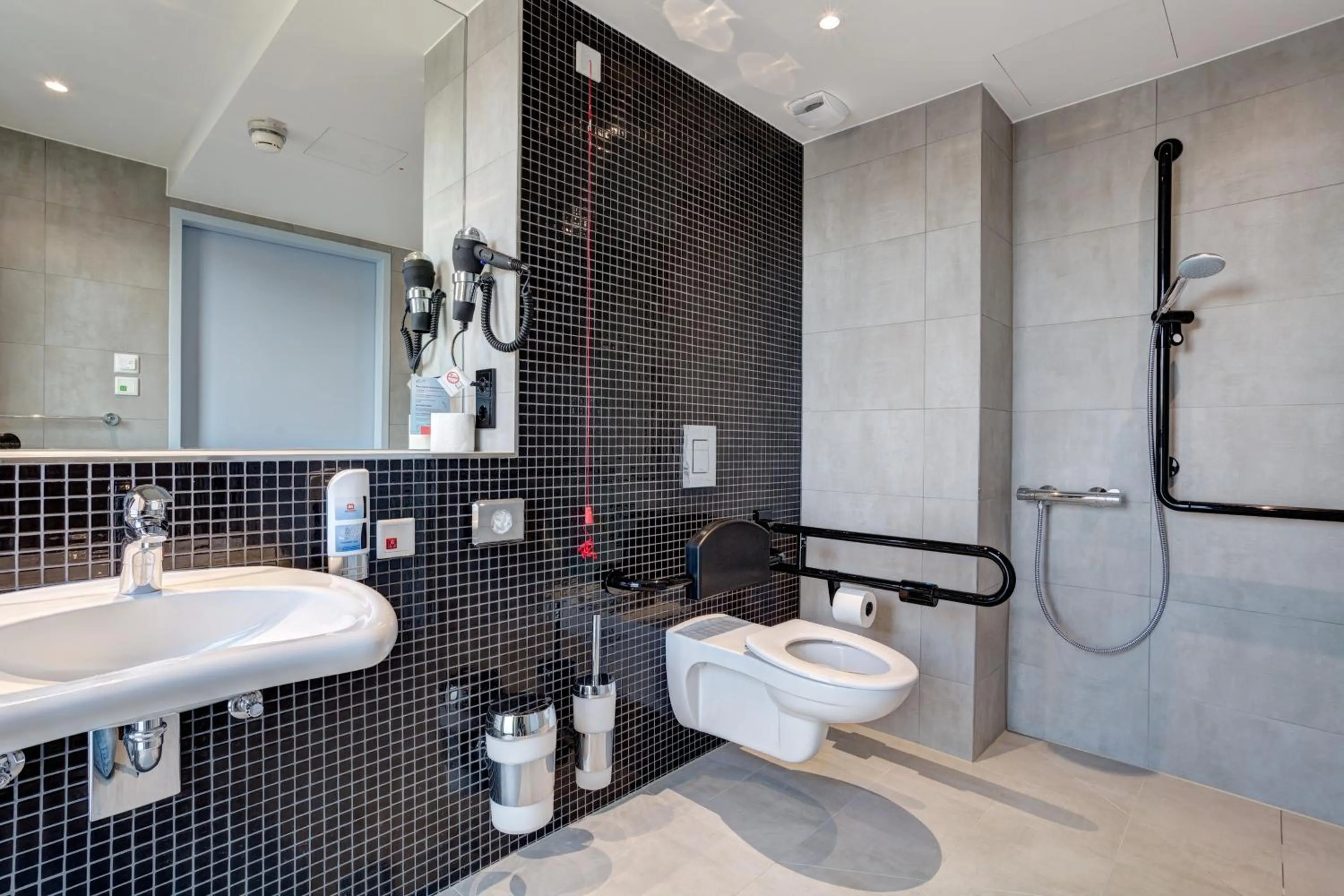 Bathroom in MEININGER Hotel Berlin East Side Gallery