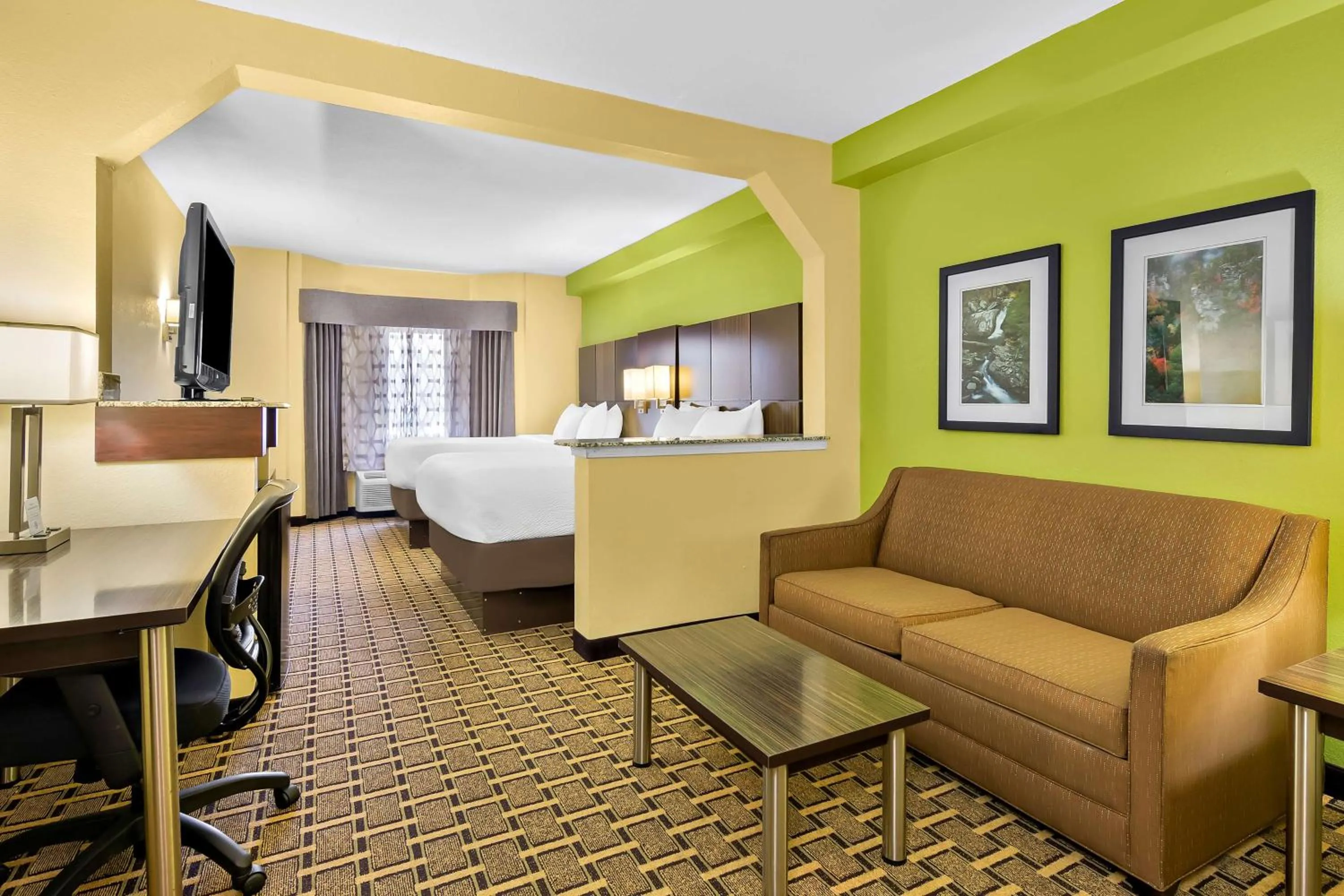 Photo of the whole room, Bed in Best Western Knoxville Suites - Downtown