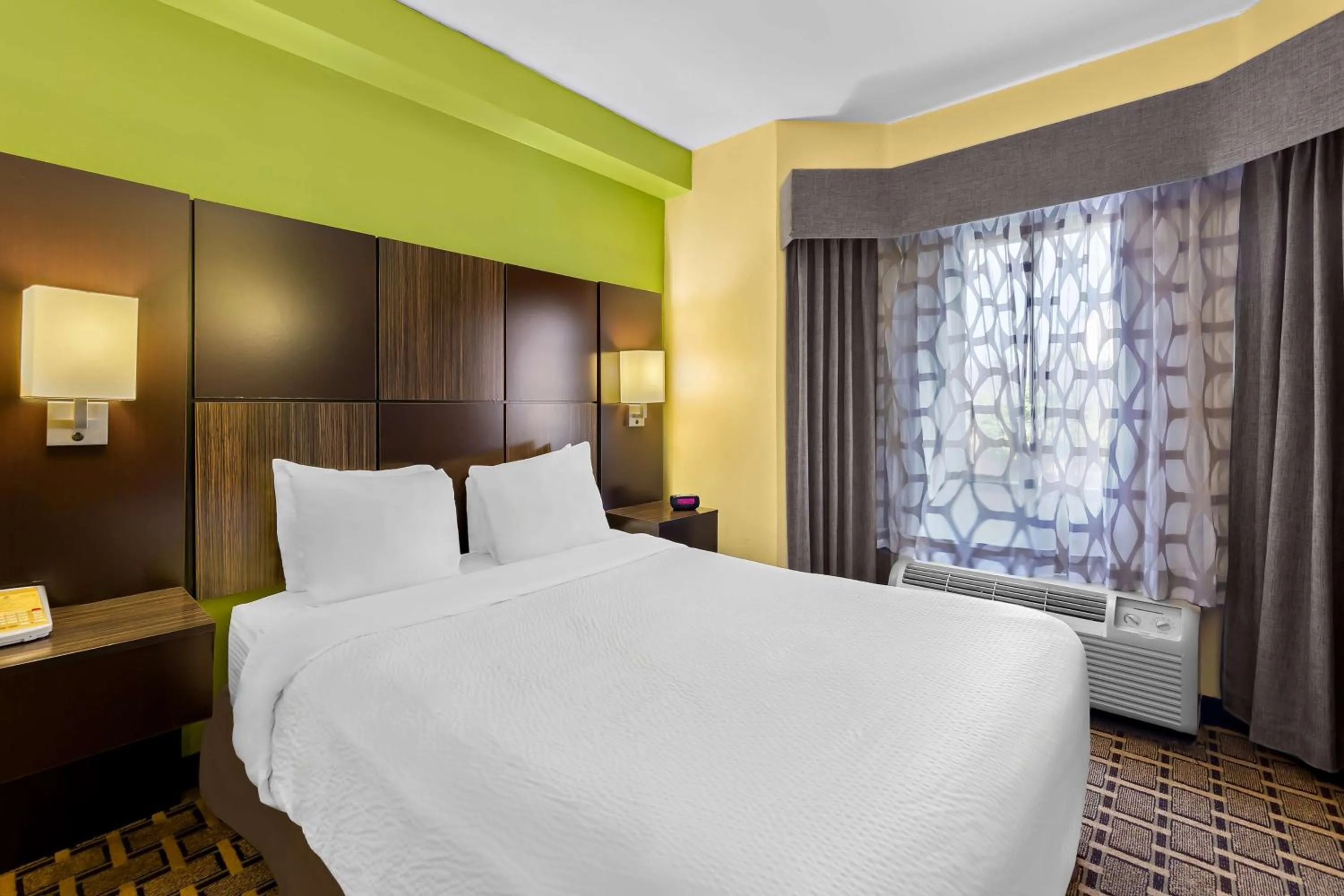 Photo of the whole room, Bed in Best Western Knoxville Suites - Downtown