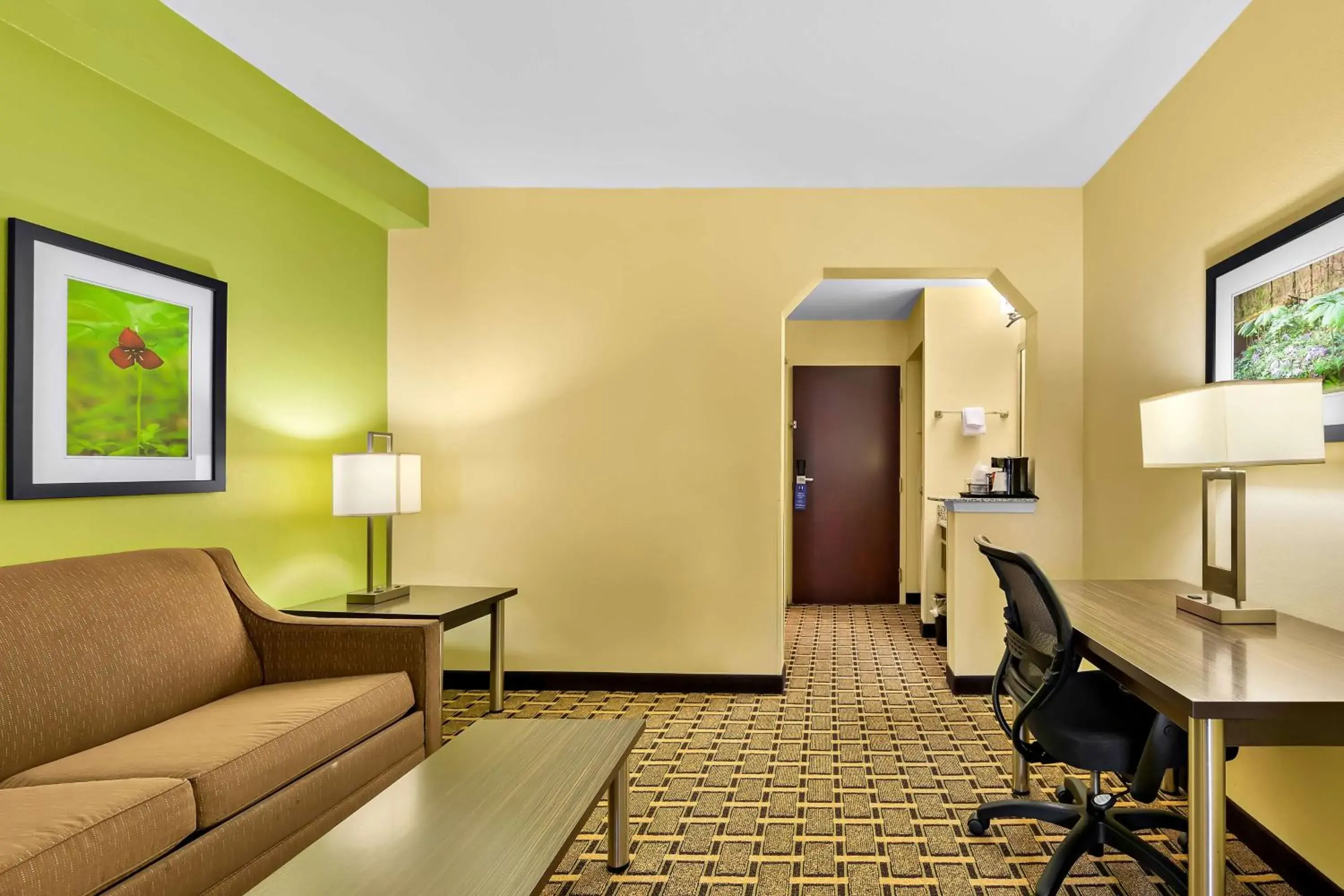 Photo of the whole room in Best Western Knoxville Suites - Downtown Photo of the whole room in Best Western Knoxville Suites - Downtown