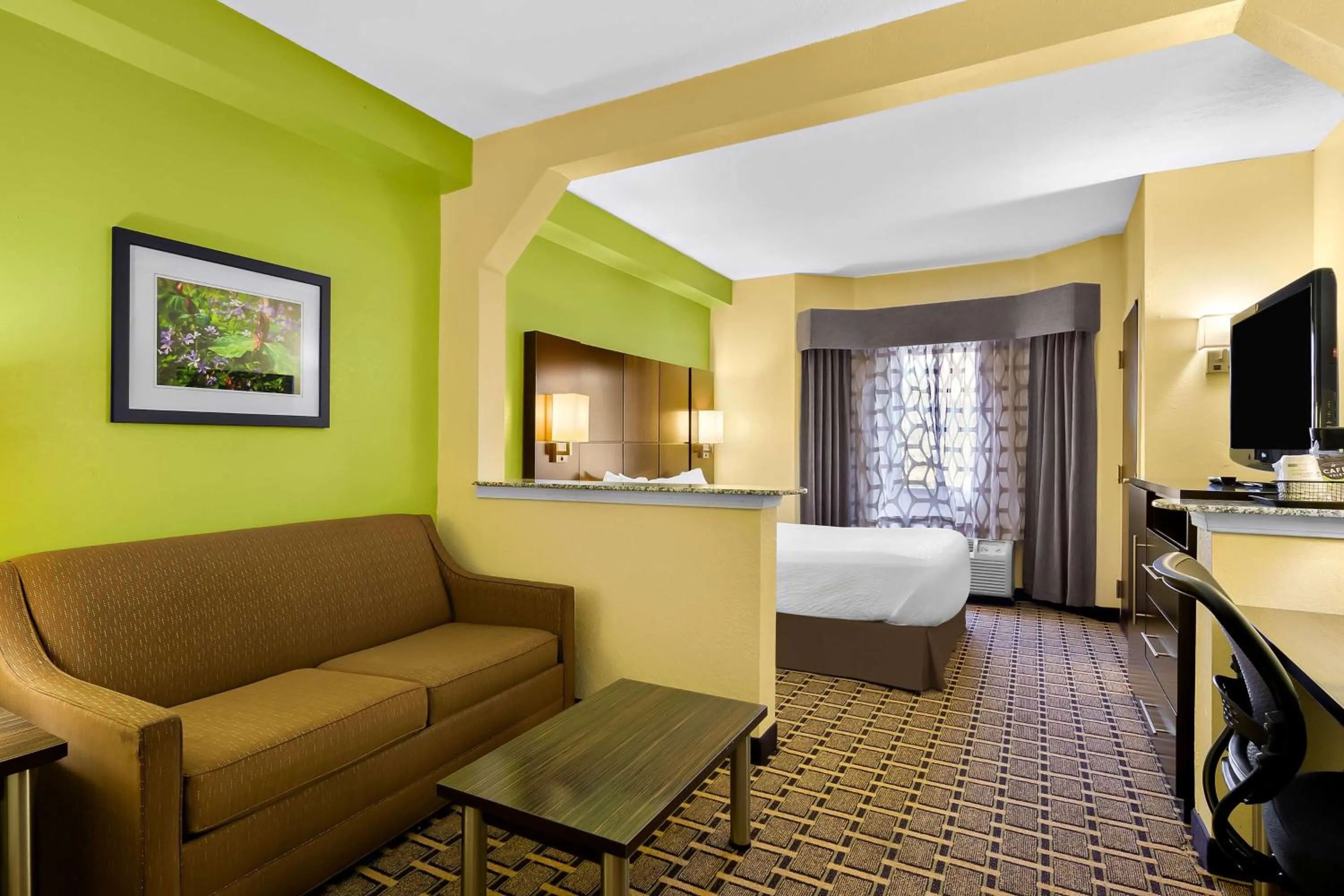 Photo of the whole room, Bed in Best Western Knoxville Suites - Downtown