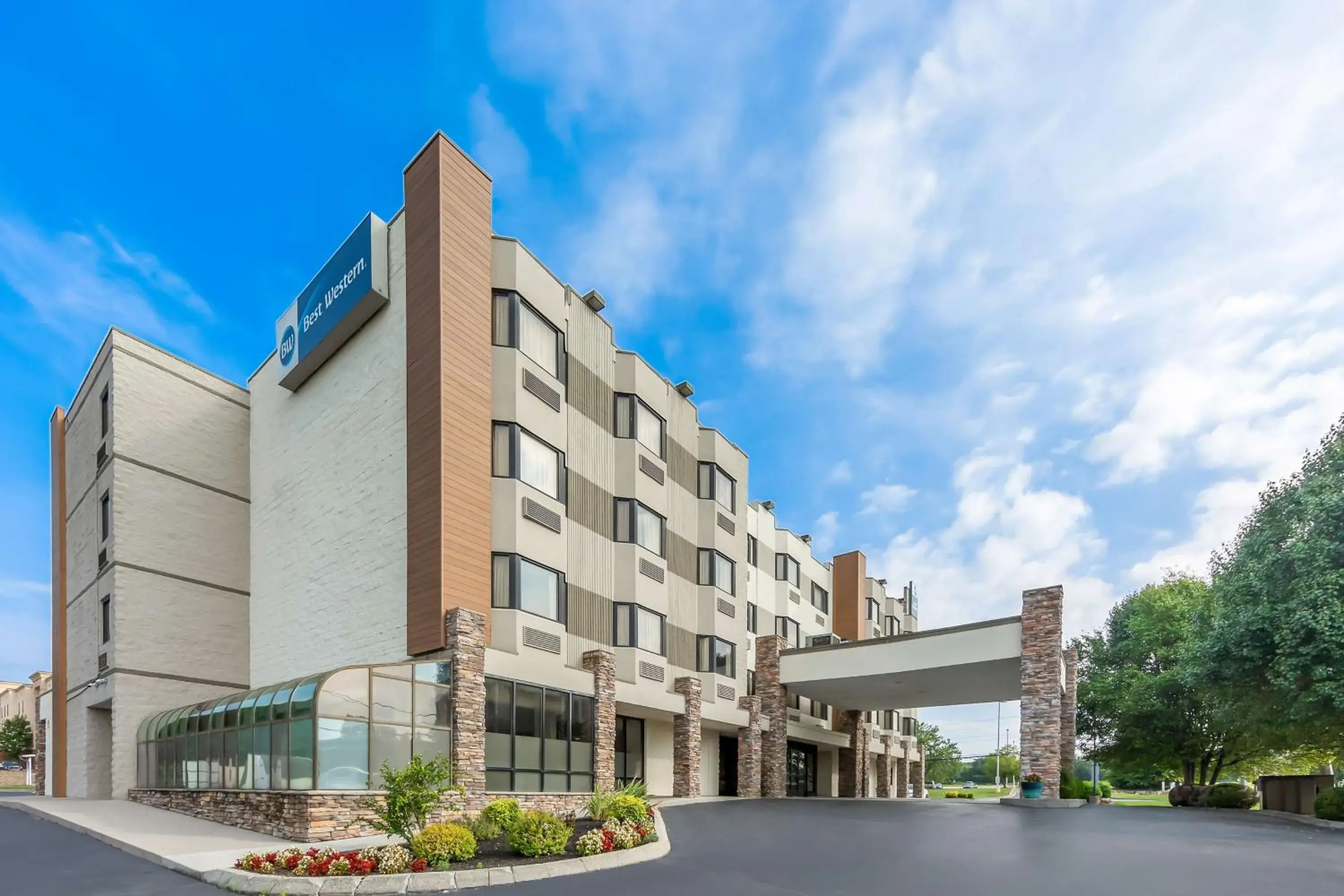 Property building in Best Western Knoxville Suites - Downtown Property building in Best Western Knoxville Suites - Downtown