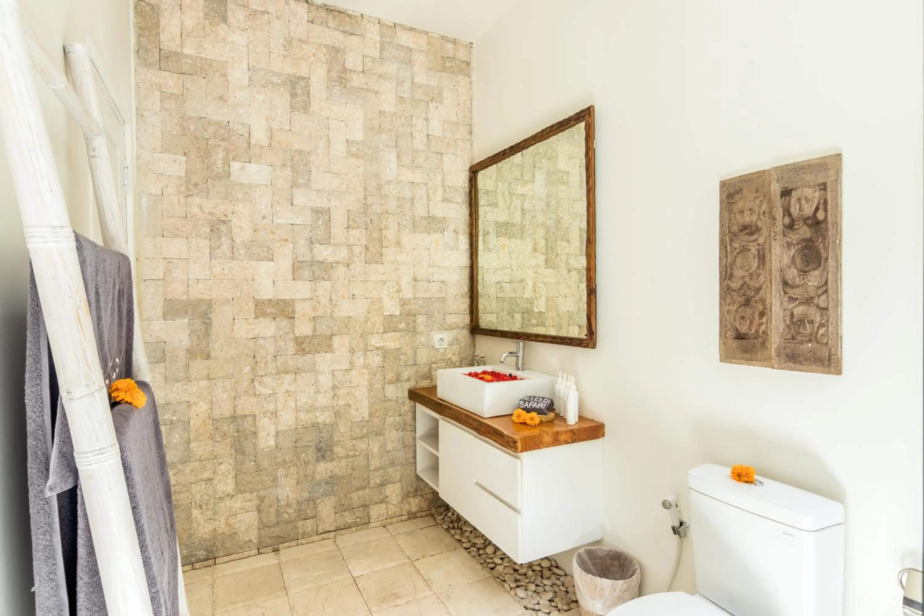 Bathroom, Bed in Villa Safari