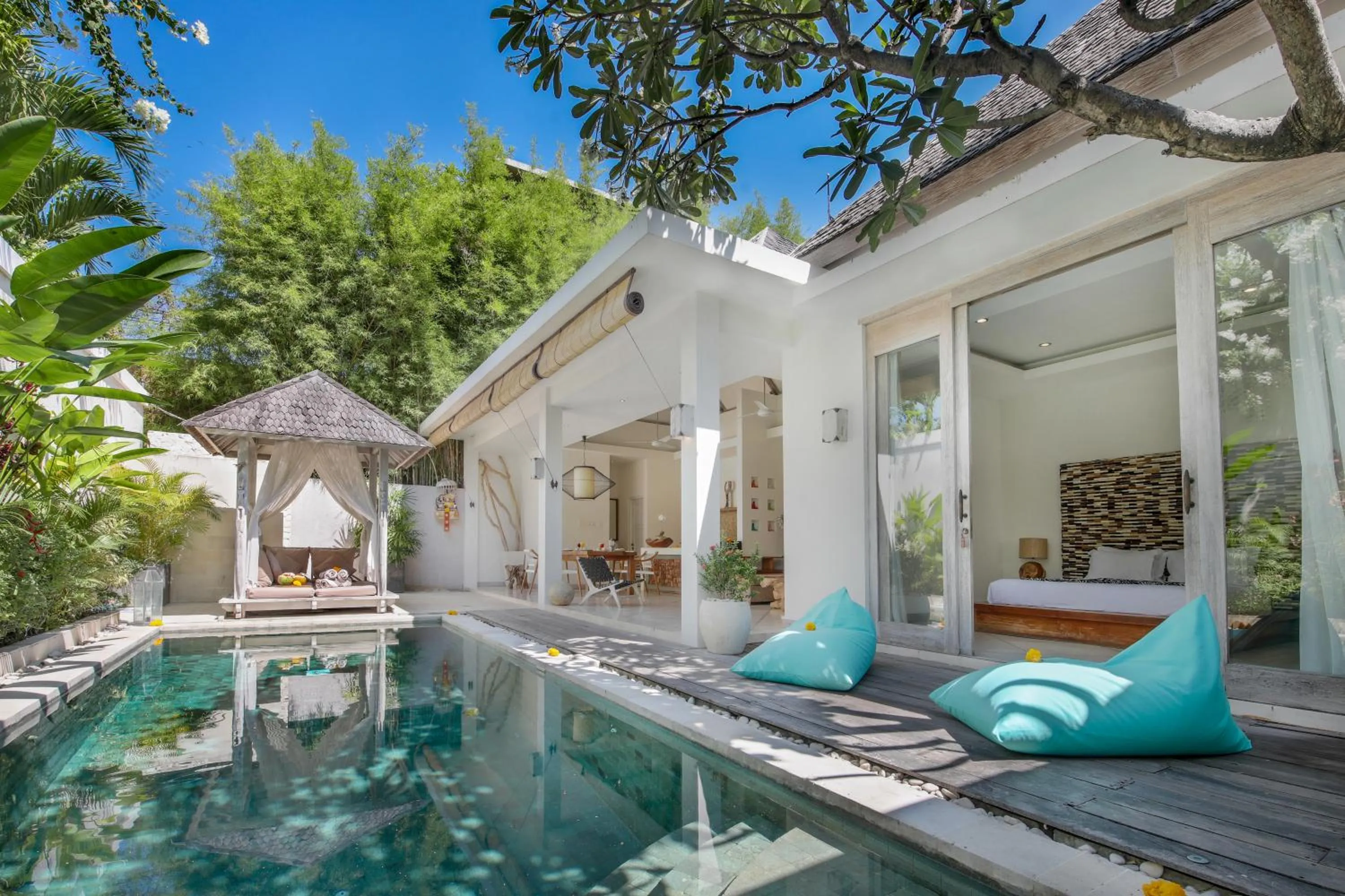 Property building in Villa Safari