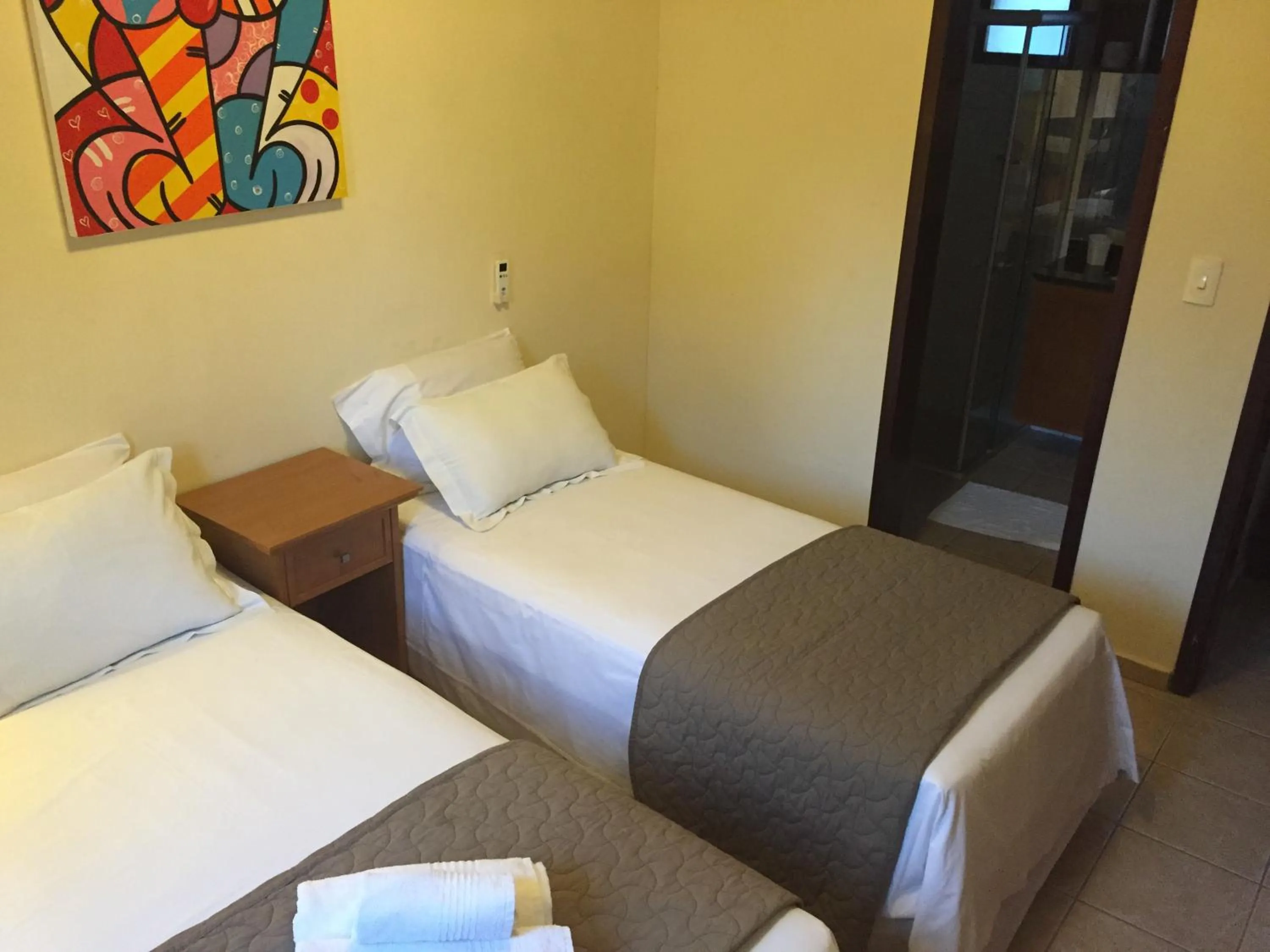 Photo of the whole room, Bed in CostaSol Pipa Chalés