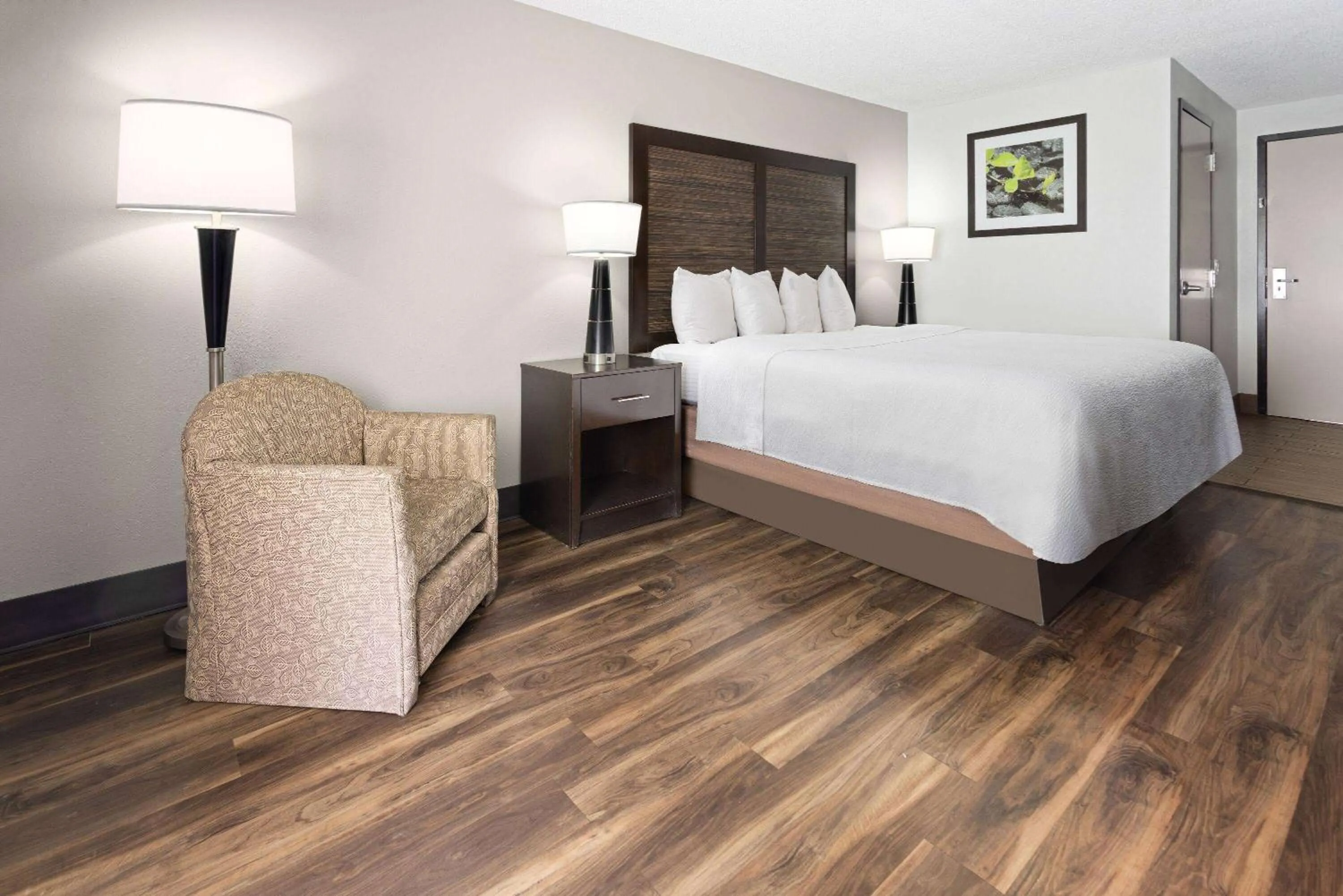 Photo of the whole room, Bed in La Quinta Inn by Wyndham Buffalo Airport