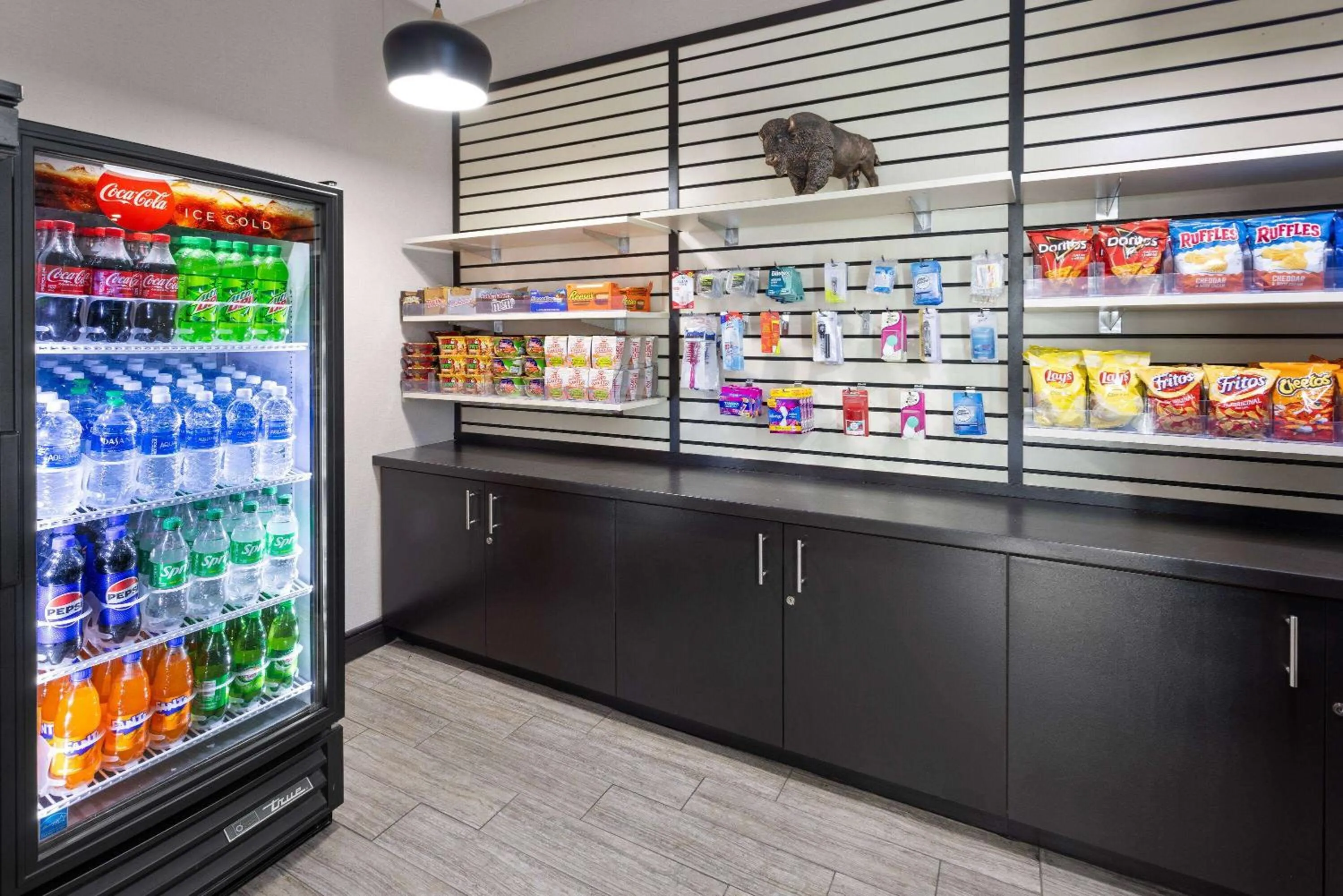 Food and drinks in La Quinta Inn by Wyndham Buffalo Airport