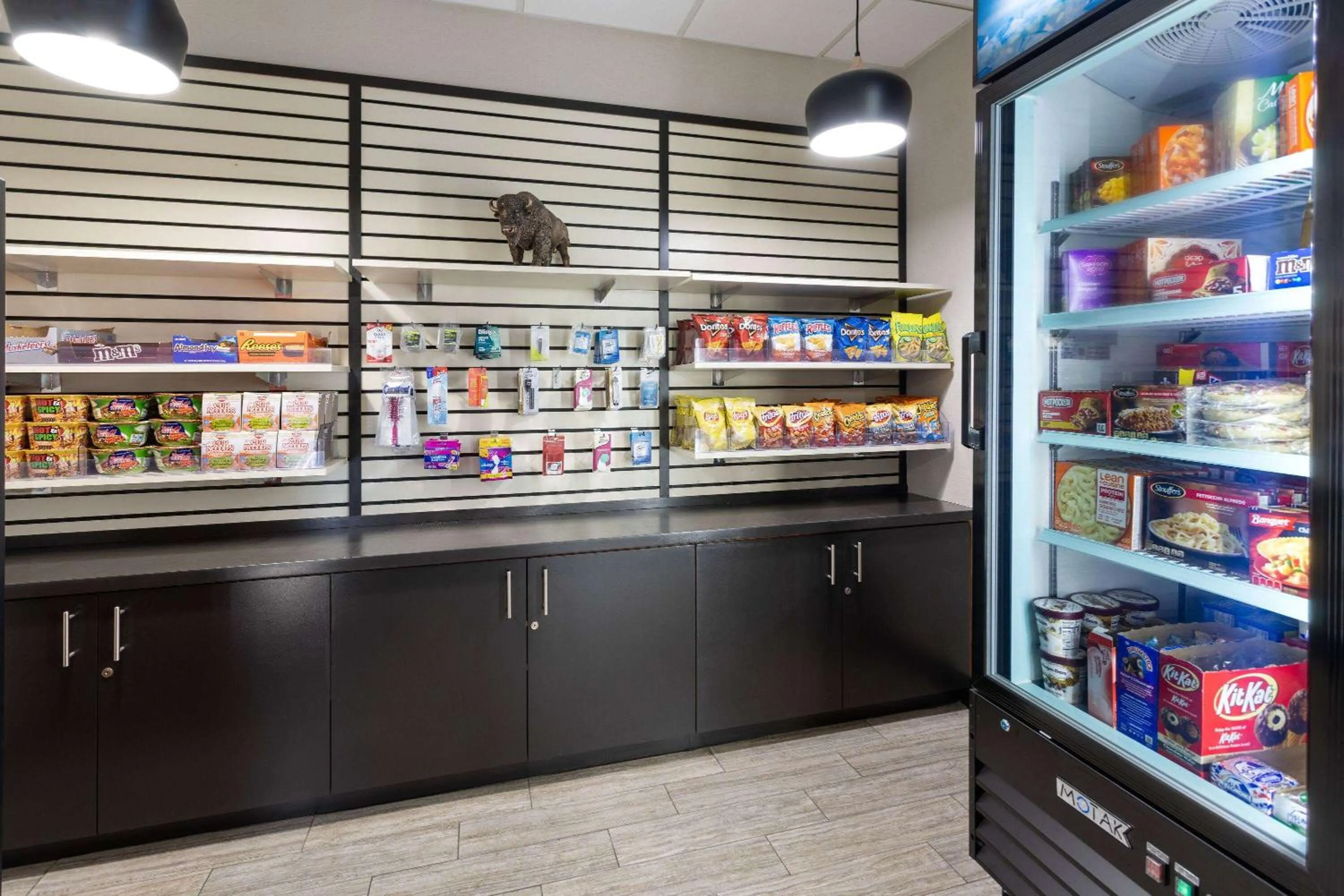 Food and drinks in La Quinta Inn by Wyndham Buffalo Airport