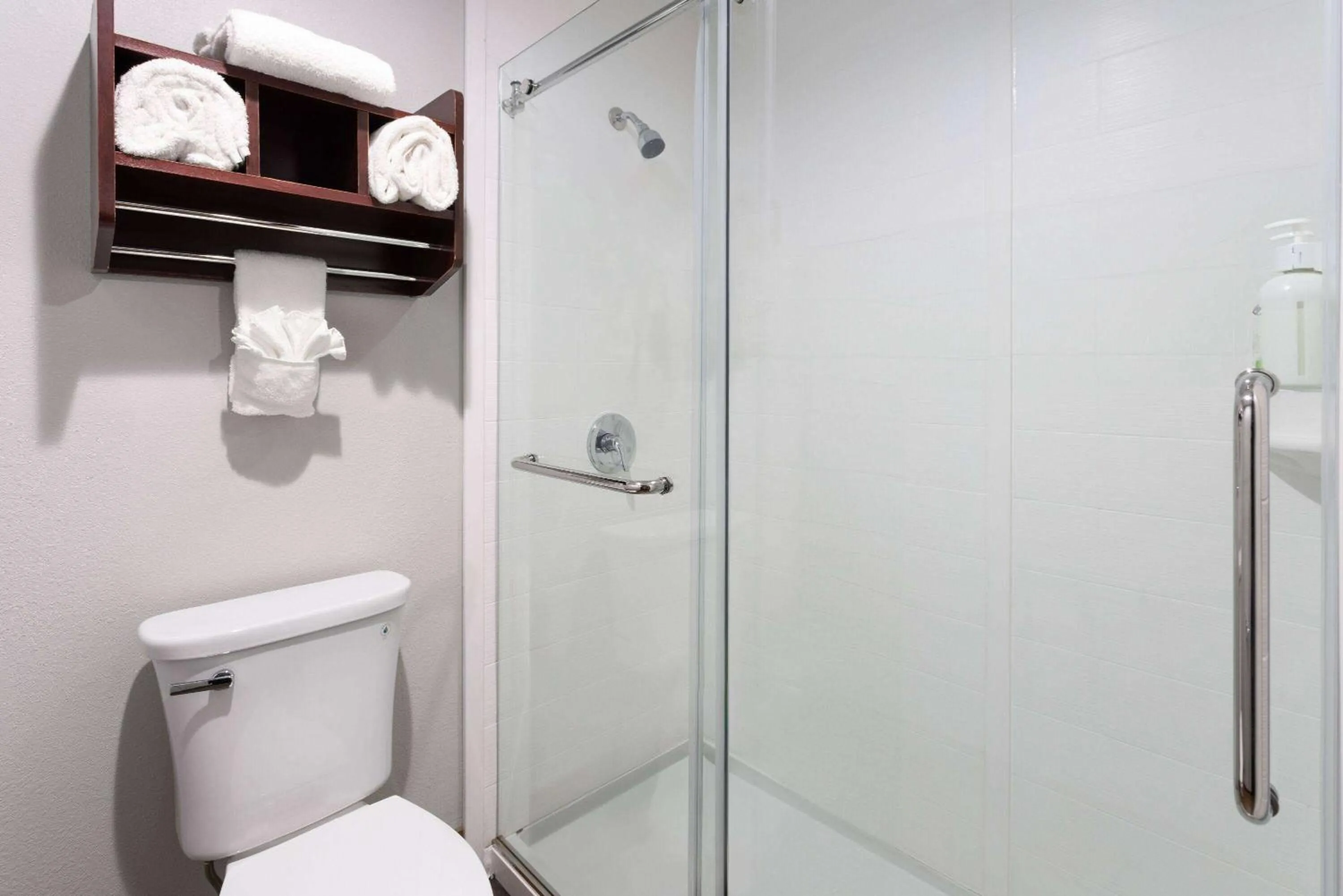 Bathroom in La Quinta Inn by Wyndham Buffalo Airport