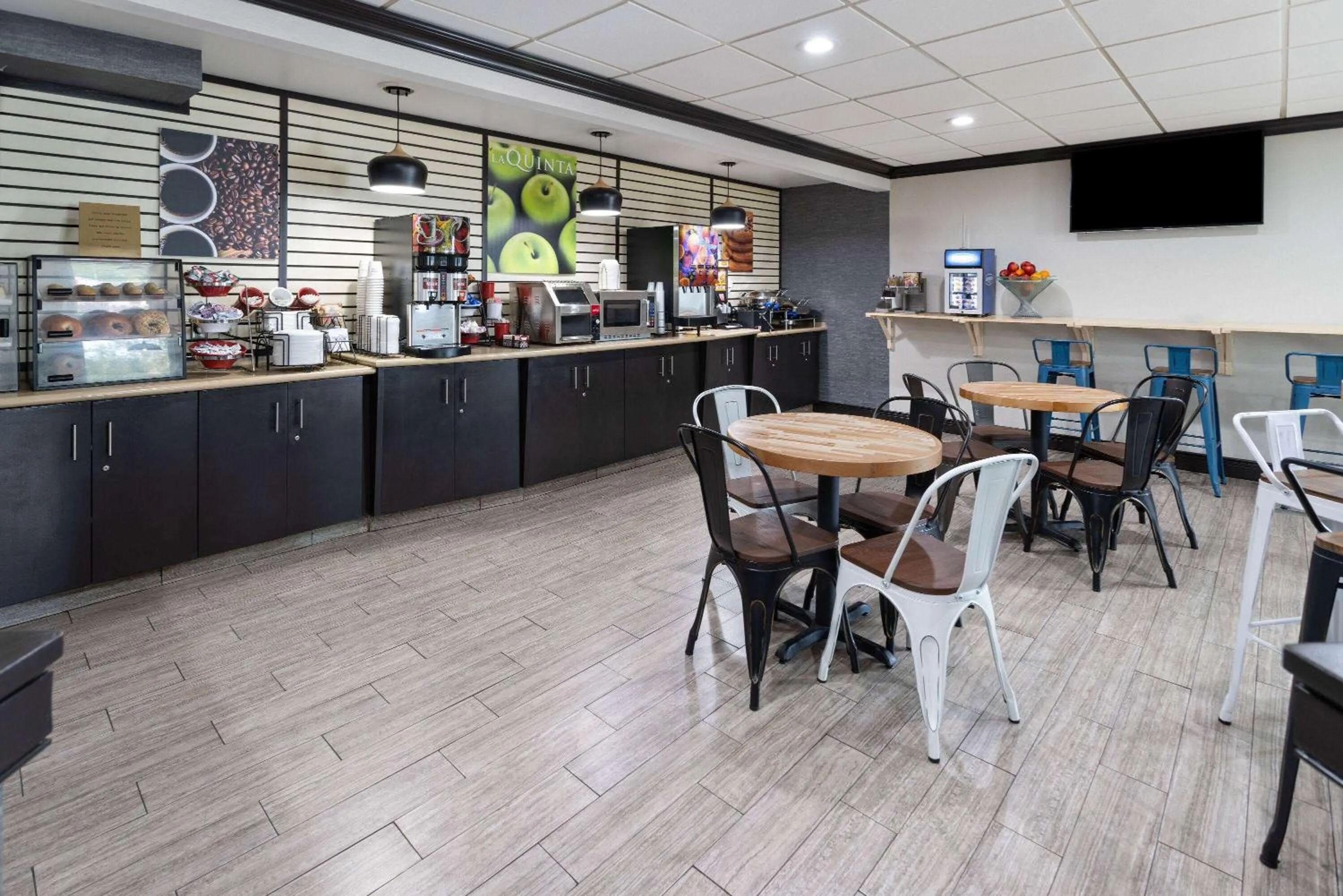 Breakfast in La Quinta Inn by Wyndham Buffalo Airport