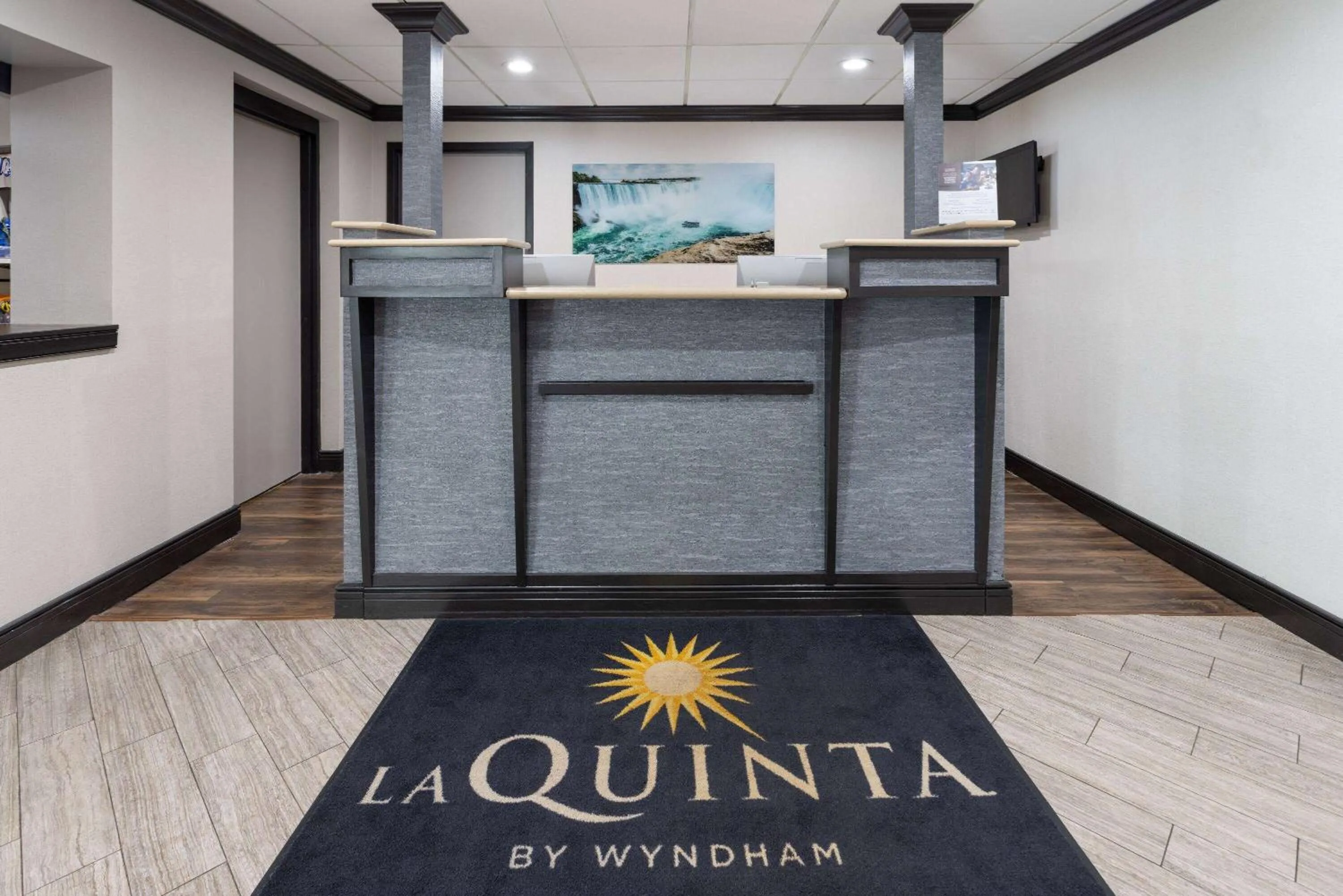 Lobby or reception in La Quinta Inn by Wyndham Buffalo Airport