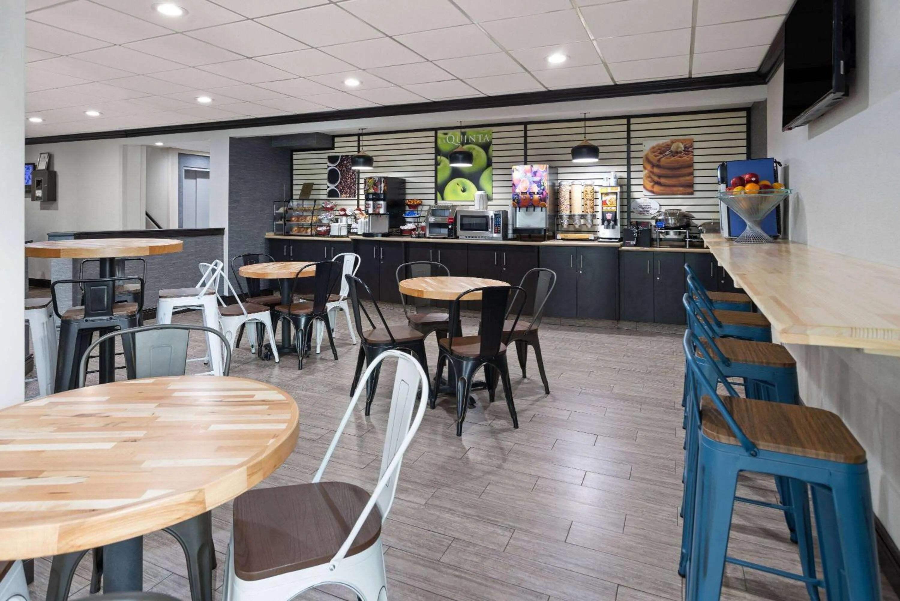 Breakfast in La Quinta Inn by Wyndham Buffalo Airport