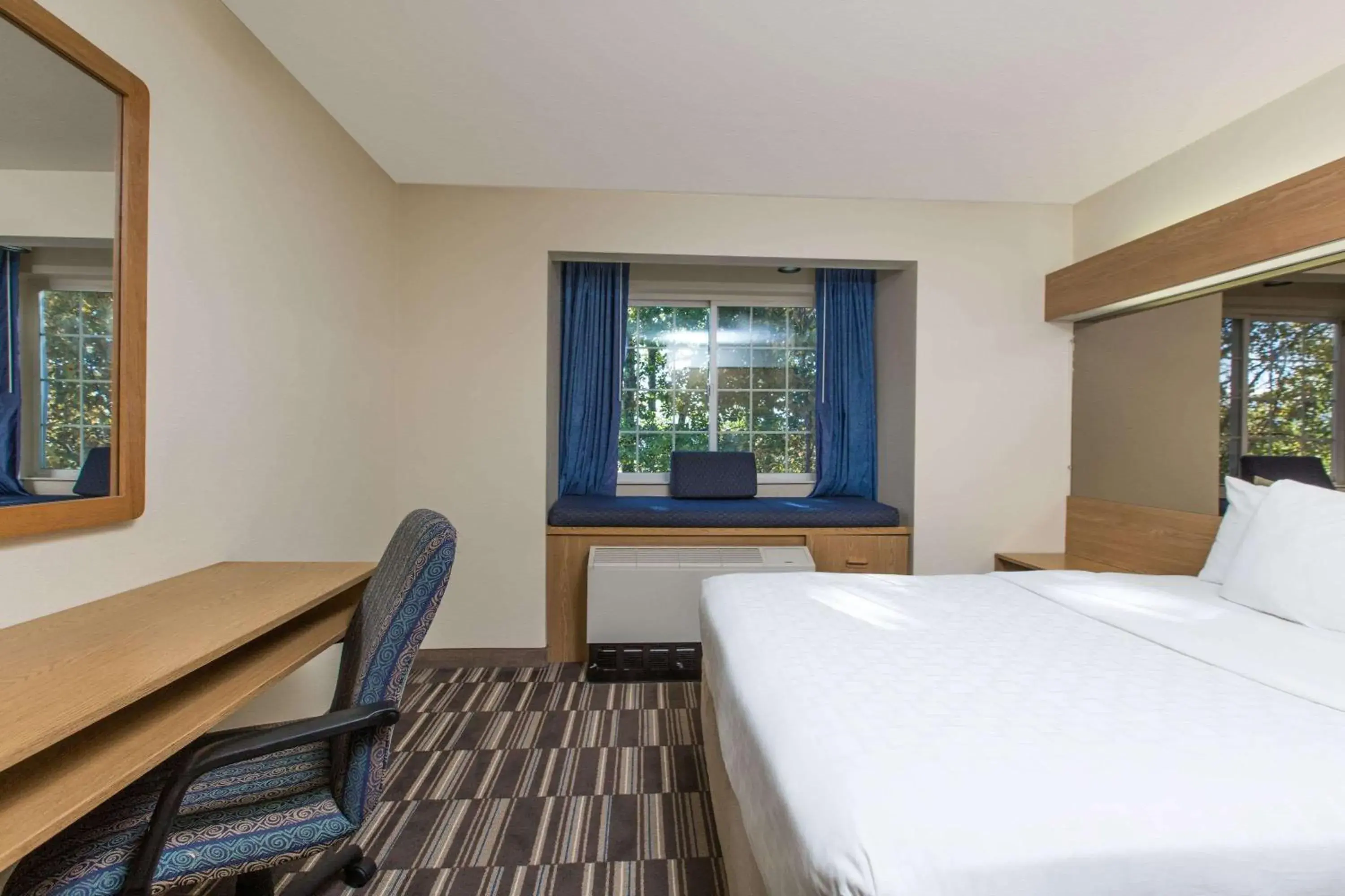 1 Queen Bed, Mobility Accessible Junior Suite, Bathtub w/Grab Bars, Non-Smoking in Baymont Inn & Suites by Wyndham Anchorage Airport 1 Queen Bed, Mobility Accessible Junior Suite, Bathtub w/Grab Bars, Non-Smoking in Baymont Inn & Suites by Wyndham Anchorage Airport