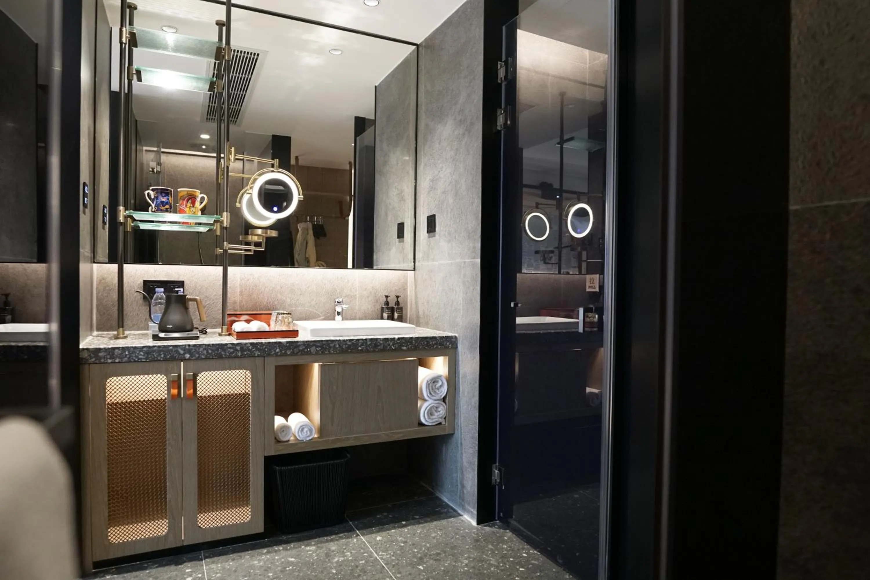 Shower in Paco Hotel Datang Metro Guangzhou-Free breakfast and proximity to Pazhou Exhibition Center