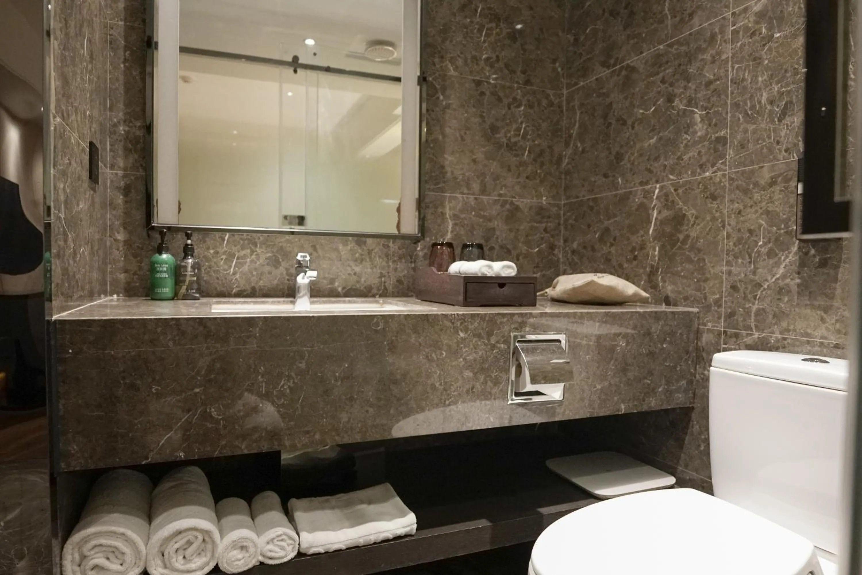 Toilet in Paco Hotel Datang Metro Guangzhou-Free breakfast and proximity to Pazhou Exhibition Center