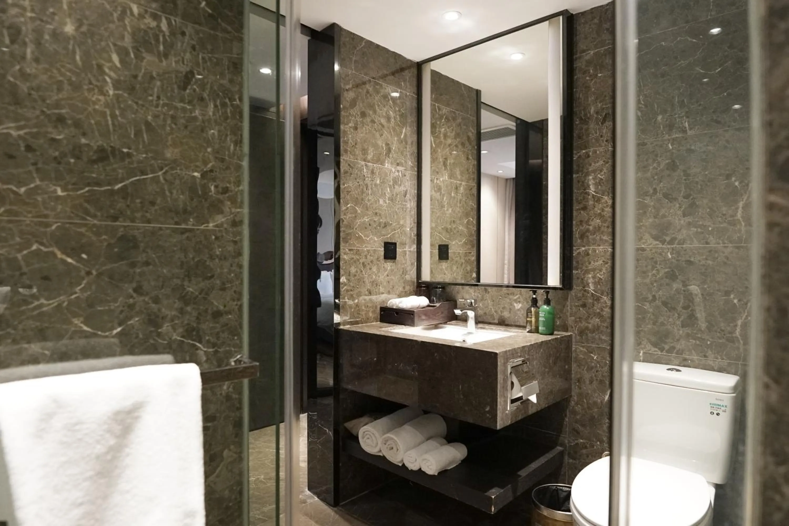 Toilet in Paco Hotel Datang Metro Guangzhou-Free breakfast and proximity to Pazhou Exhibition Center