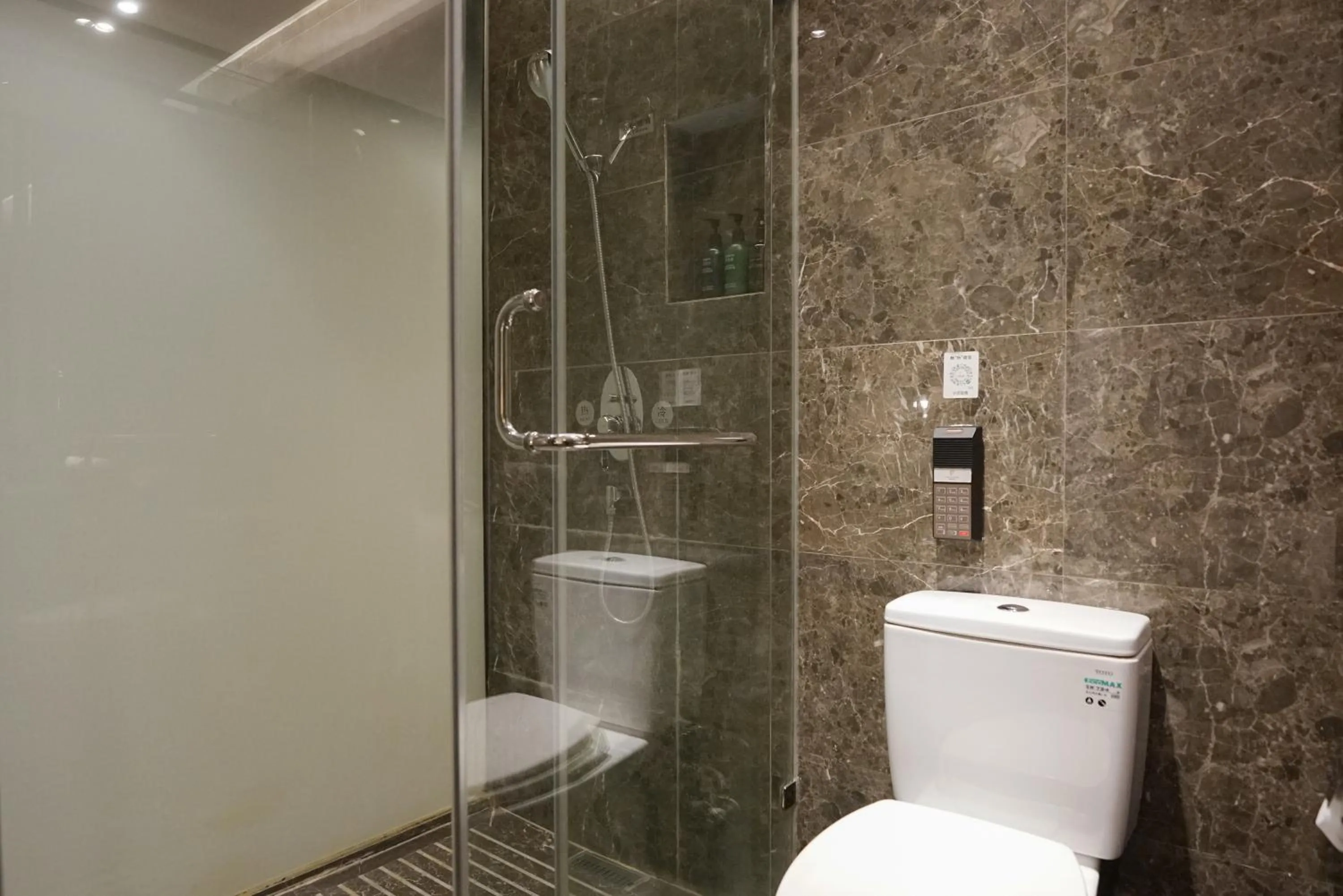 Toilet in Paco Hotel Datang Metro Guangzhou-Free breakfast and proximity to Pazhou Exhibition Center