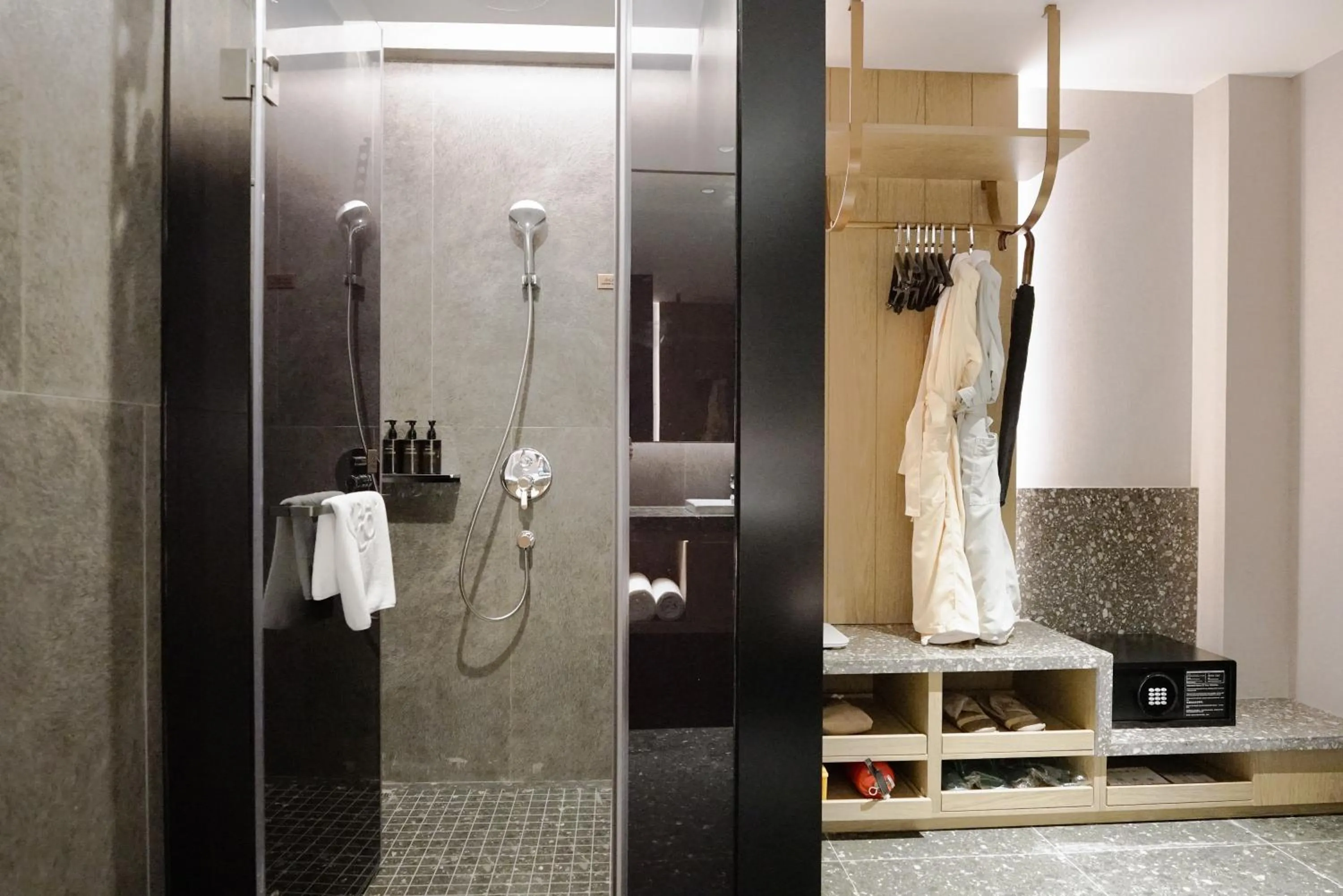 Shower in Paco Hotel Datang Metro Guangzhou-Free breakfast and proximity to Pazhou Exhibition Center