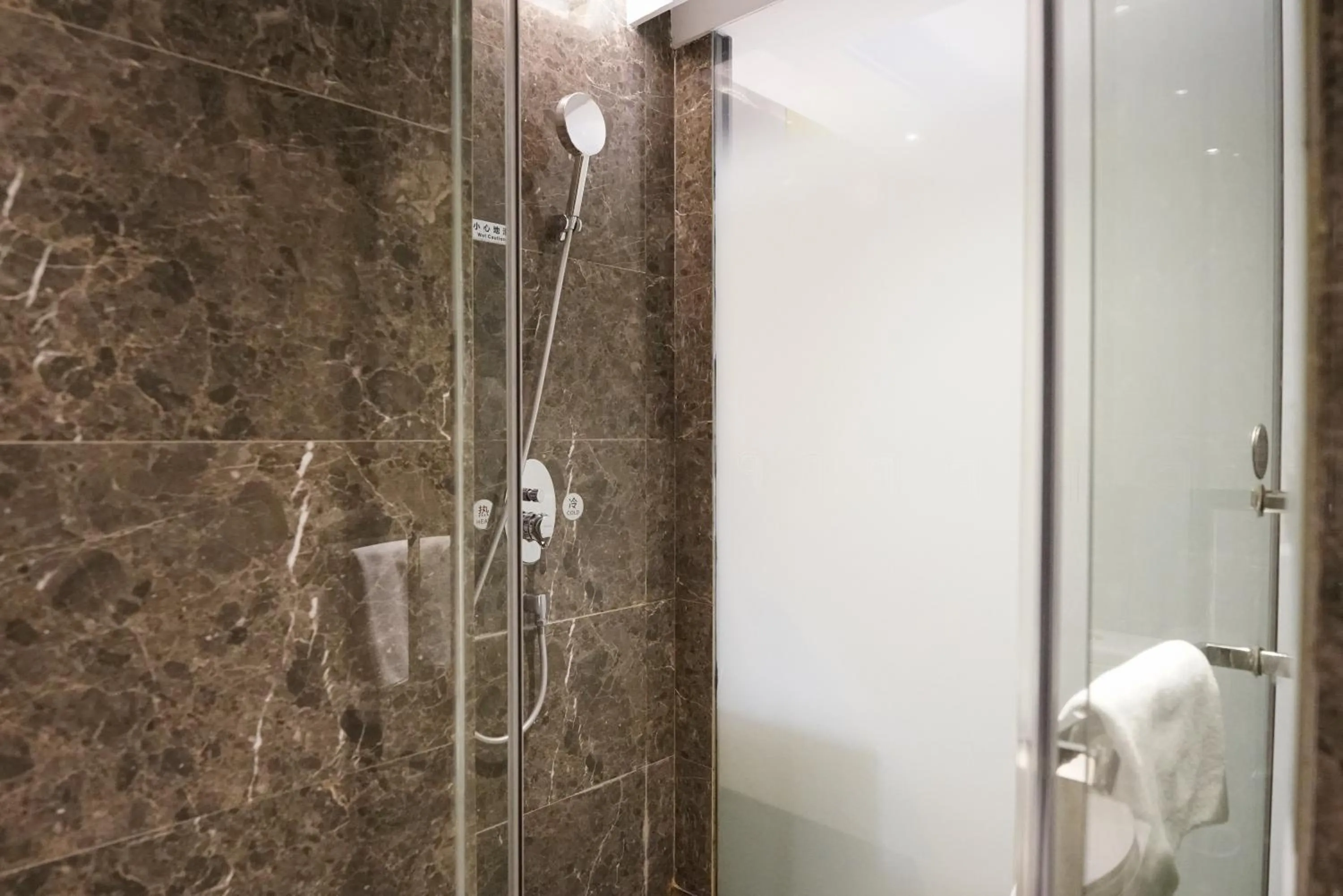 Bathroom in Paco Hotel Datang Metro Guangzhou-Free breakfast and proximity to Pazhou Exhibition Center