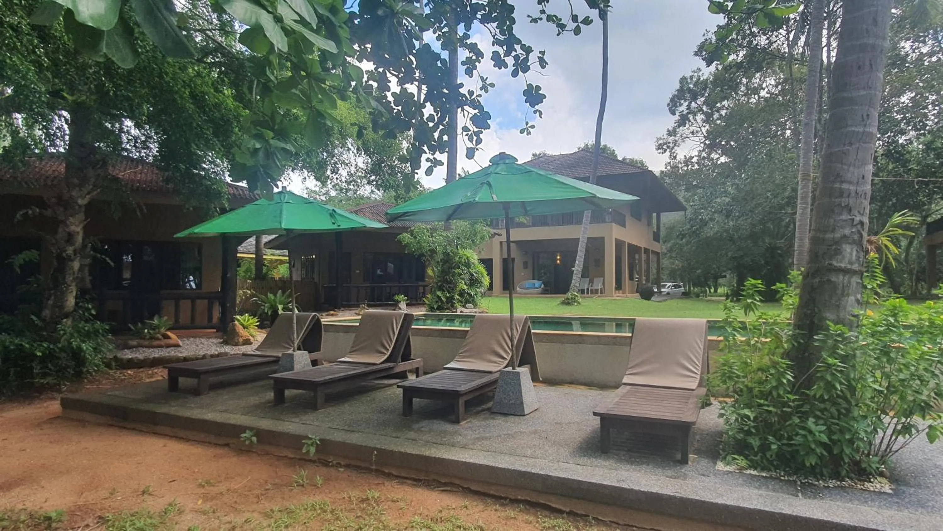 Swimming pool in Melina Beach Front Bungalows