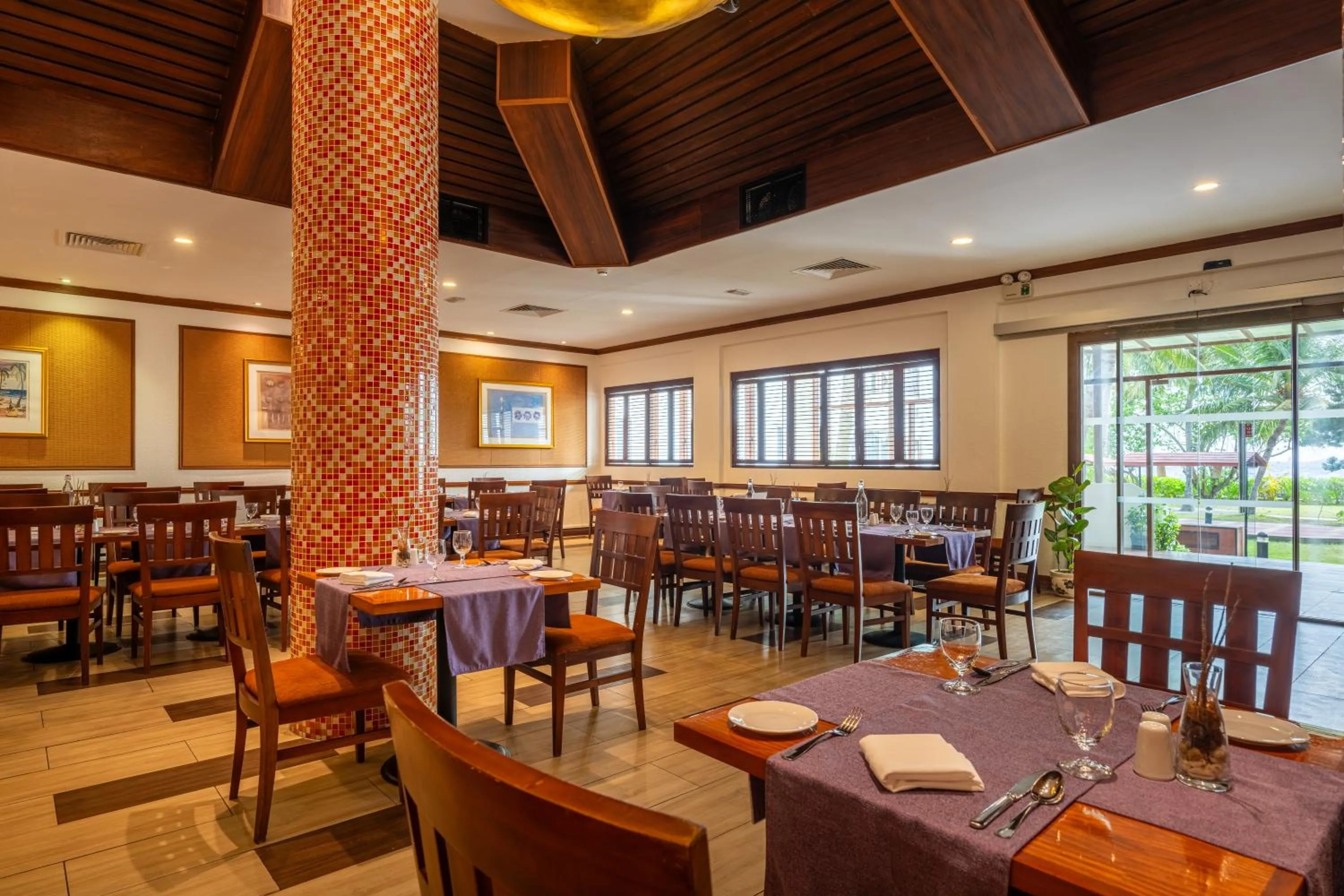 Restaurant/places to eat in Hulhule Island Hotel- Private Beach Access & Airport Pick-up and Drop