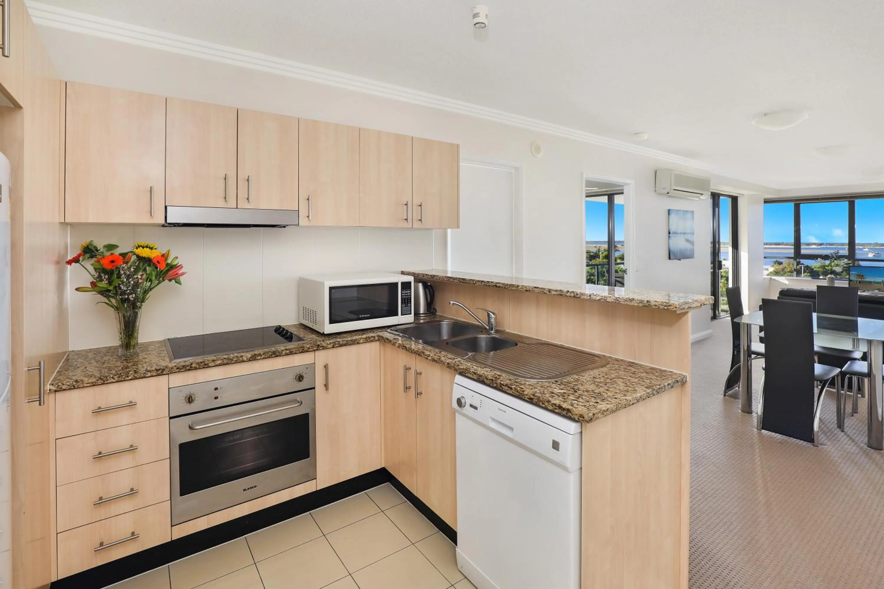 Kitchen or kitchenette in Aqualine Apartments On The Broadwater