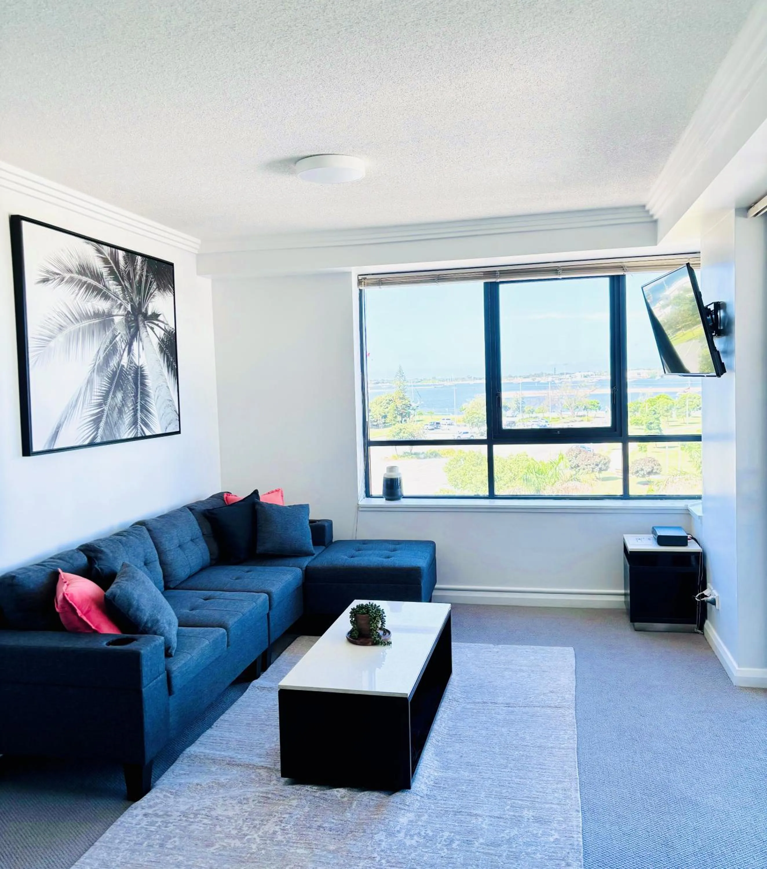 TV and multimedia in Aqualine Apartments On The Broadwater