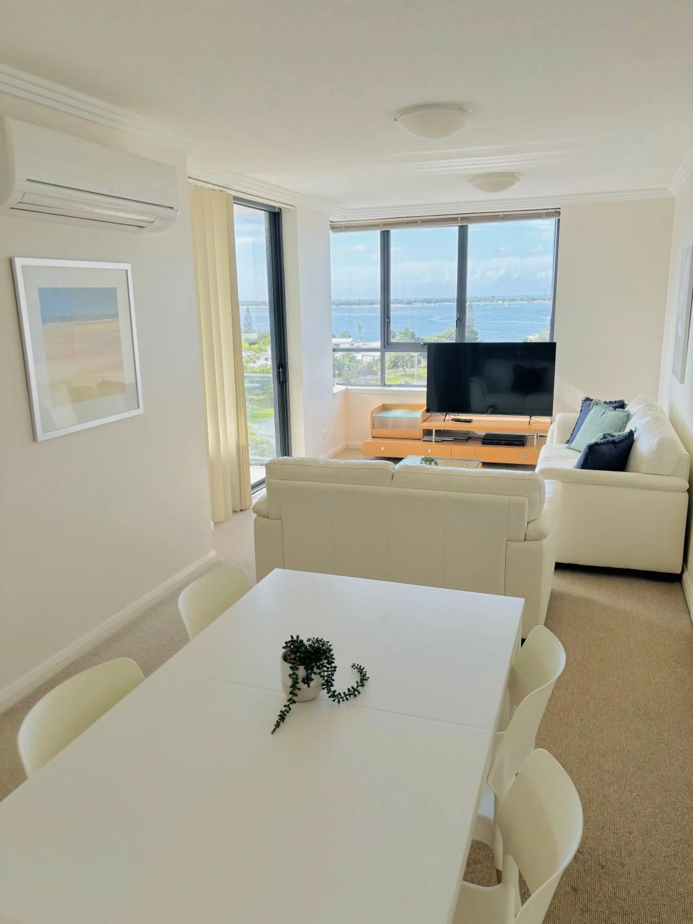 Dining area in Aqualine Apartments On The Broadwater