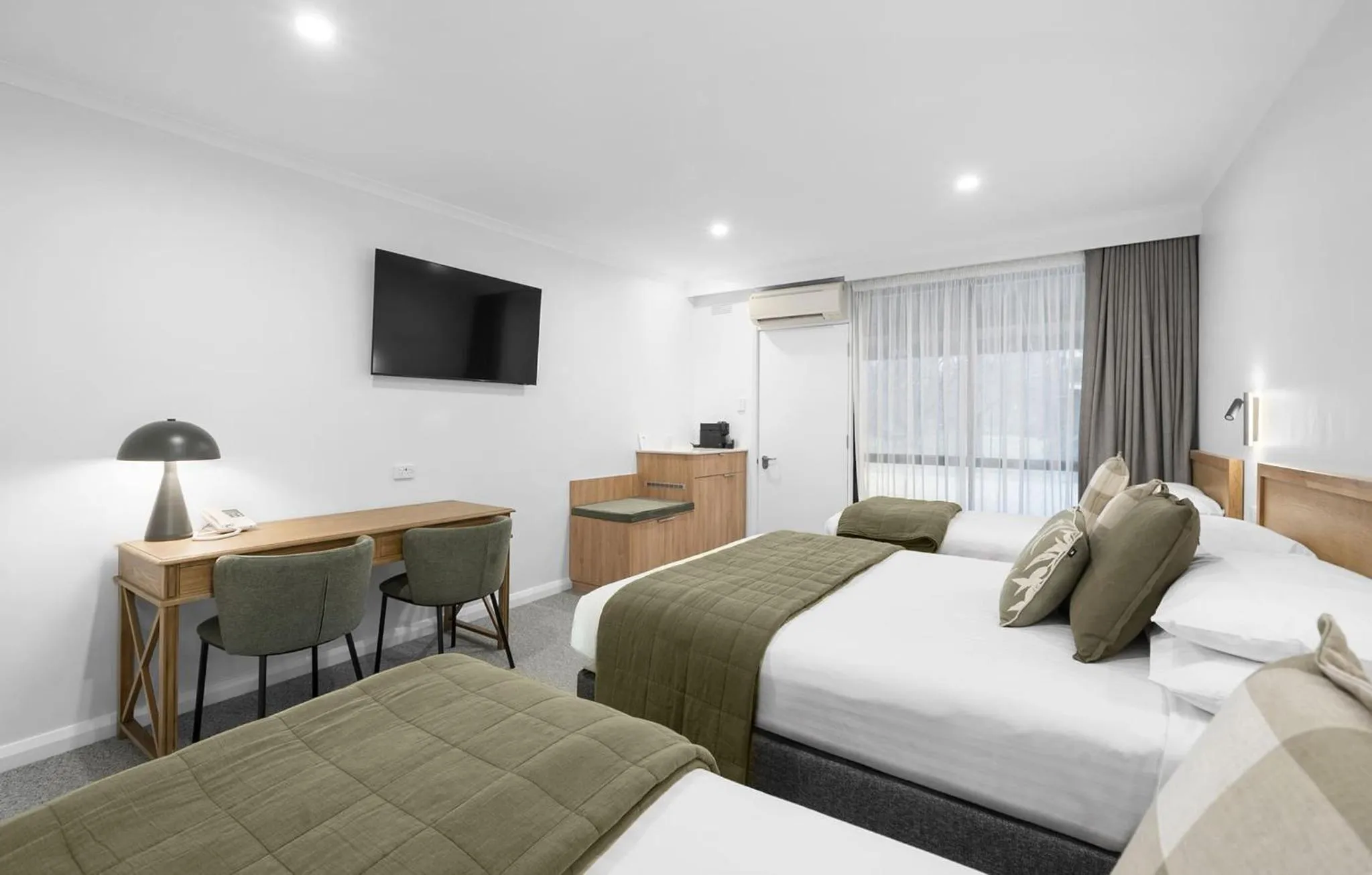 Bedroom, Bed in Beechworth Motor Inn