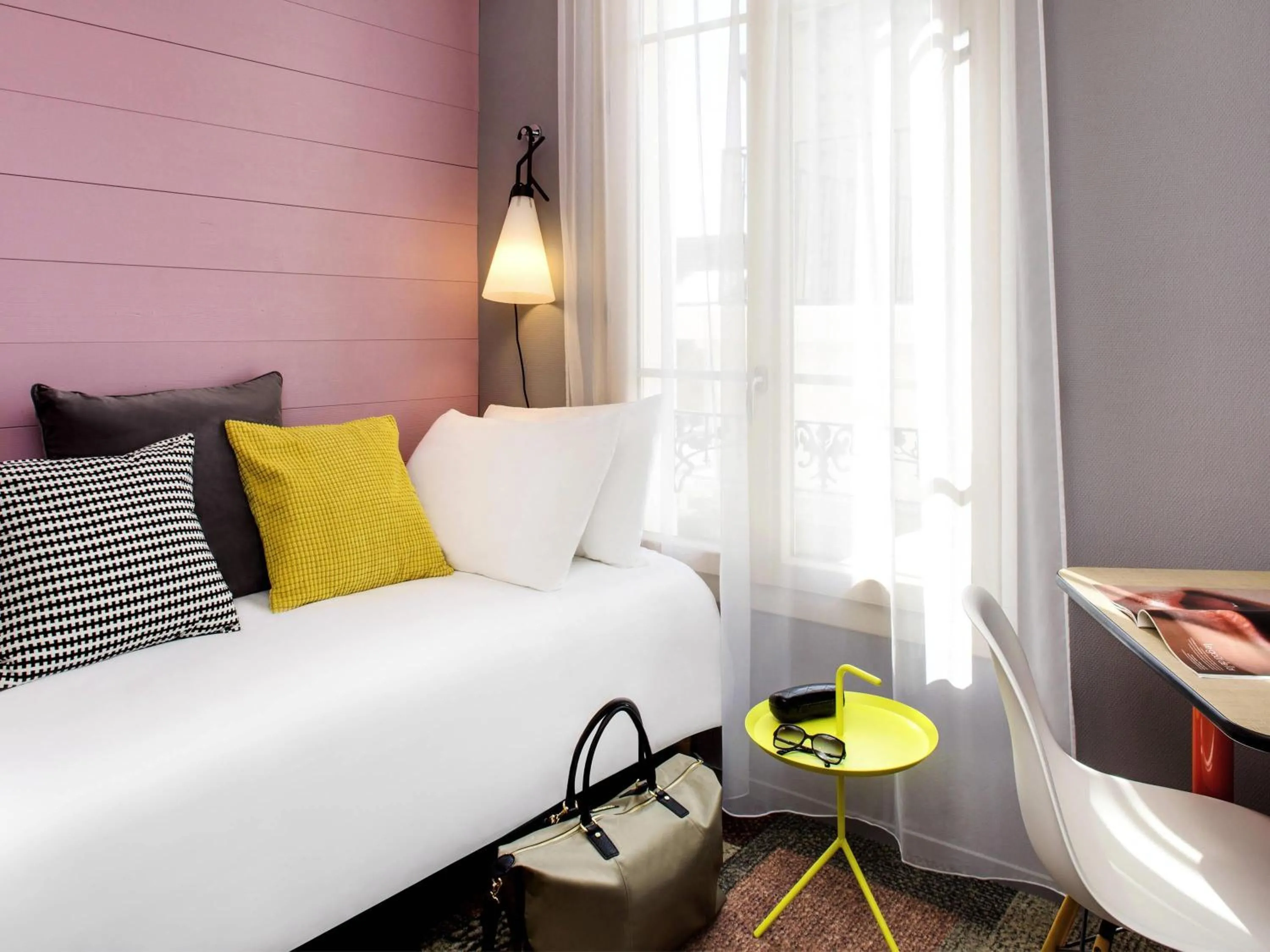 Bedroom, Bed in ibis Styles Roanne Centre Gare