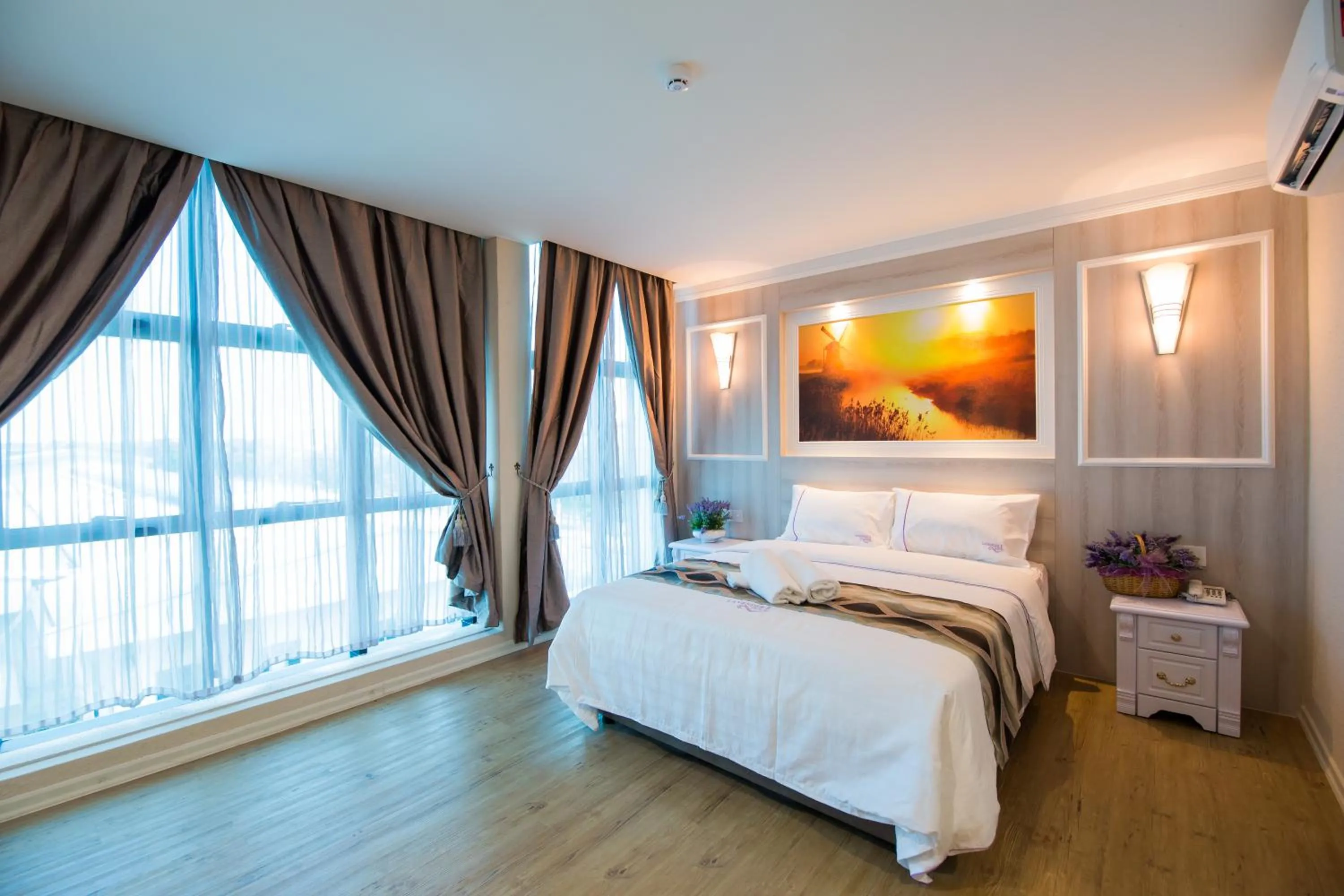 Photo of the whole room, Bed in Lavender Inn USJ