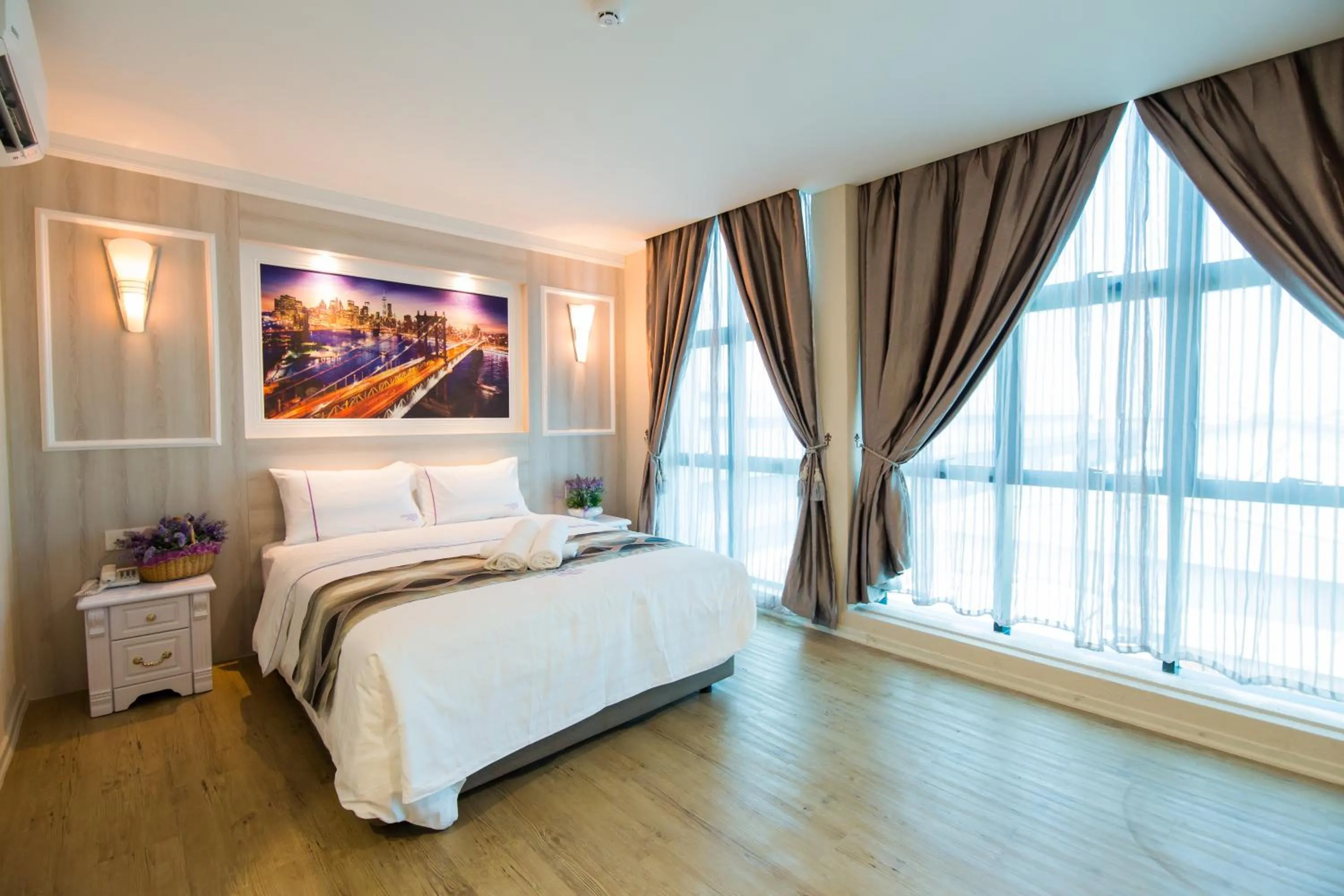 Photo of the whole room, Bed in Lavender Inn USJ