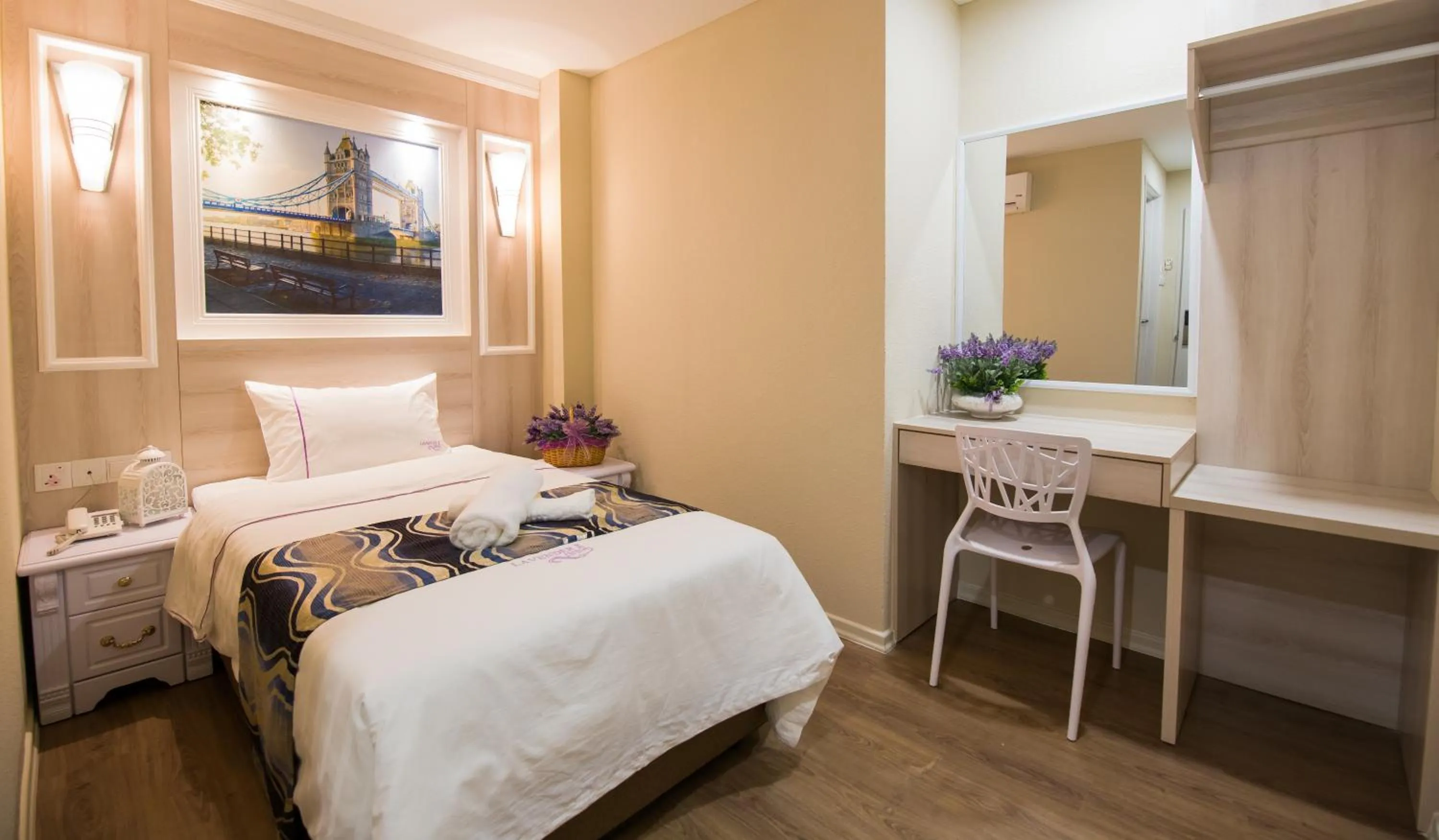 Photo of the whole room, Bed in Lavender Inn USJ