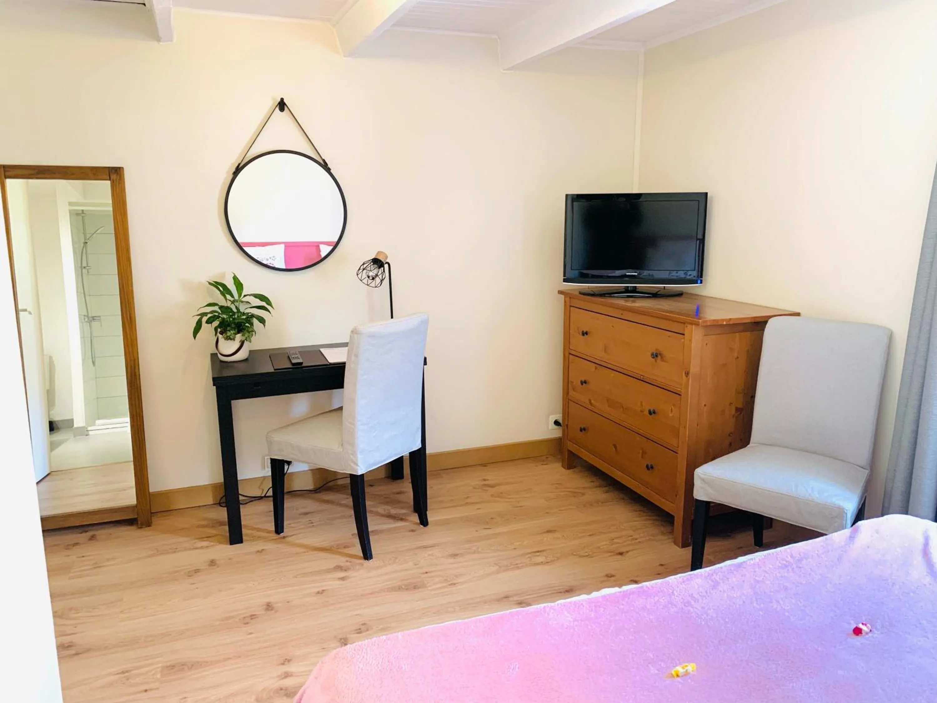 Communal lounge/ TV room, Bed in Hôtel Restaurant La Désirade