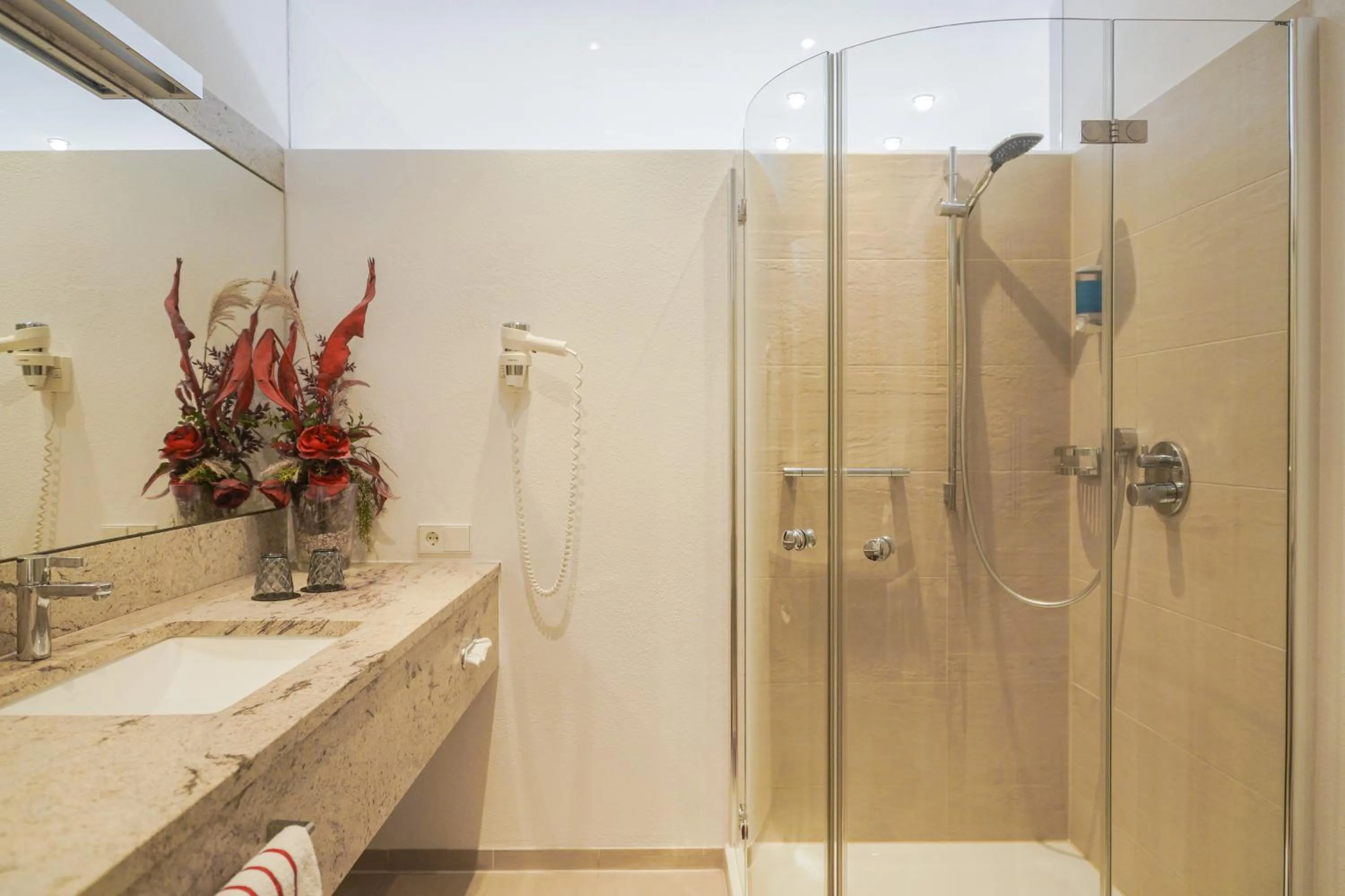 Shower in Hotel Garni in der Breite